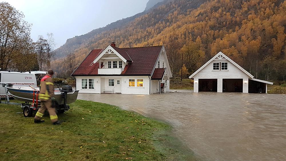 Ett hus i Fortun i Sogn står under vatten.