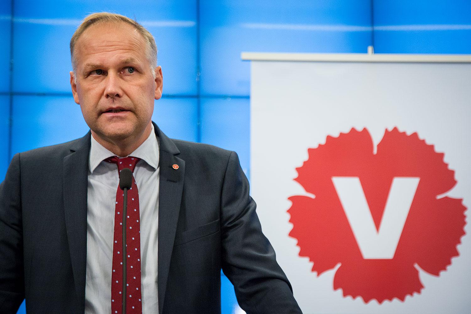 Vänsterpartiets partiledare Jonas Sjöstedt bemöter kritiken om att man sviker kvinnorna i förorten.