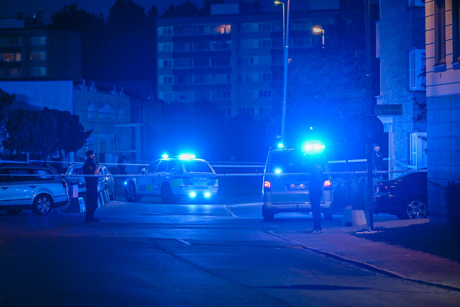 Strax efter 22 på fredagskvällen fick polisen samtal om en skottlossning i Jordbro – där en person senare visade sig vara skjuten. 