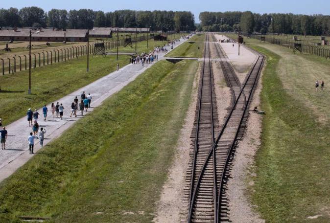 Här i Birkenau ankom tillfångatagna judar, politiska motståndare, homosexuella, socialister, Jehovas vittnen, sovjetiska soldater och andra som Nazisterna ansåg inte önskvärda.