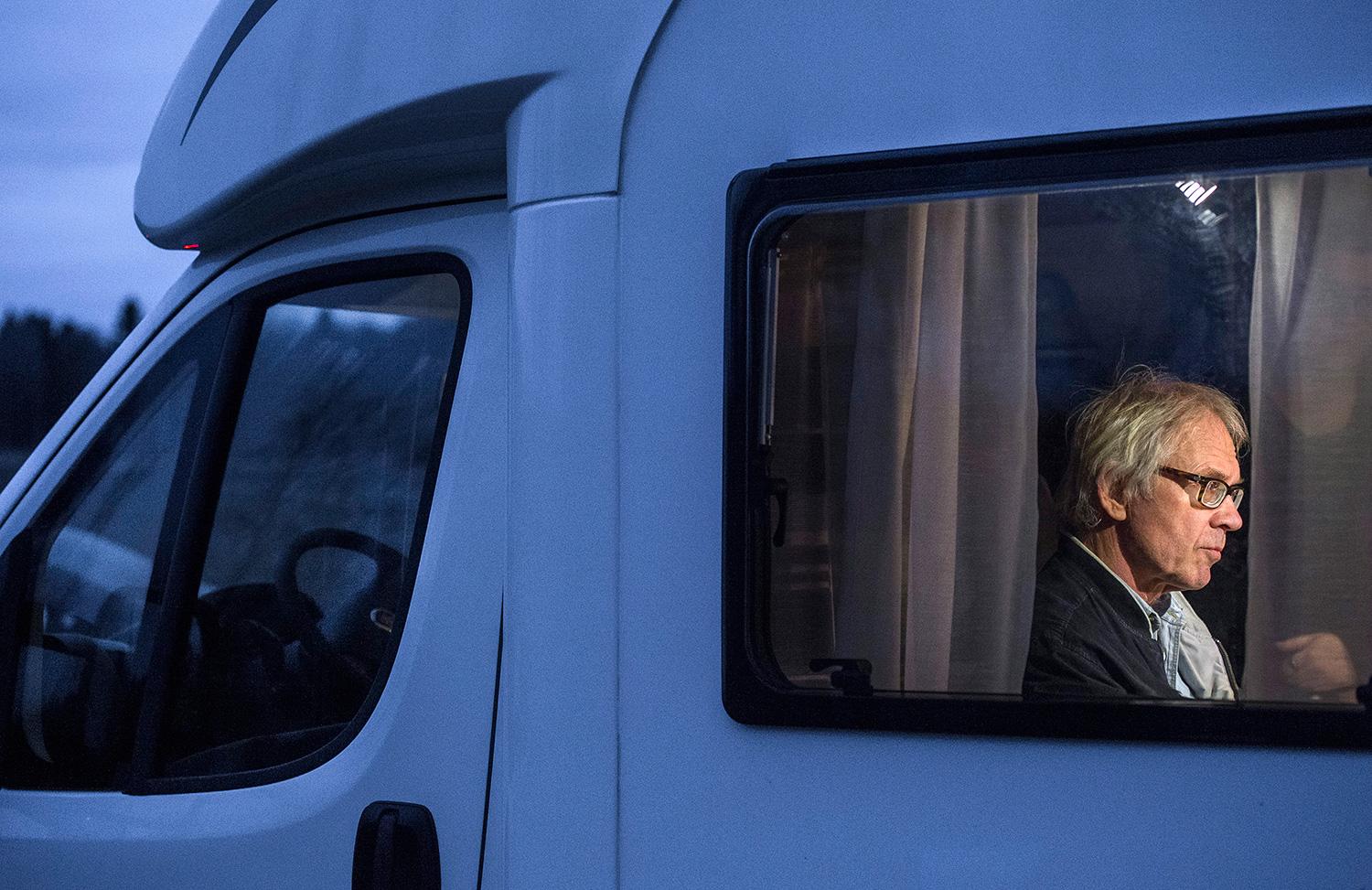 Lars Vilks på mötet i en husbil utanför Uppsala. Foto: Marcus Ericsson