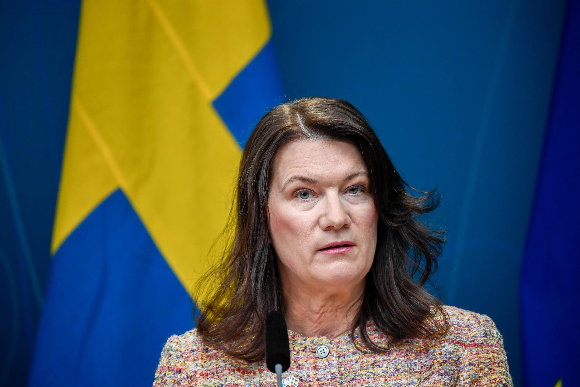 Utrikesminister Ann Linde delade ut Kungliga Nordstjärneordern till Salpy Eskidjian Weiderud under tisdagen.