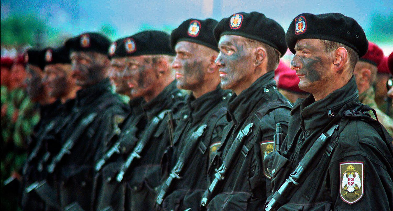 Får skulden Serbiska specialstyrkor 1995. I ”Jugoslavien, mitt hemland” porträtteras serberna som krigsförbrytare. (Soldaterna på bilden har inget samband med romanen.) Foto: AP