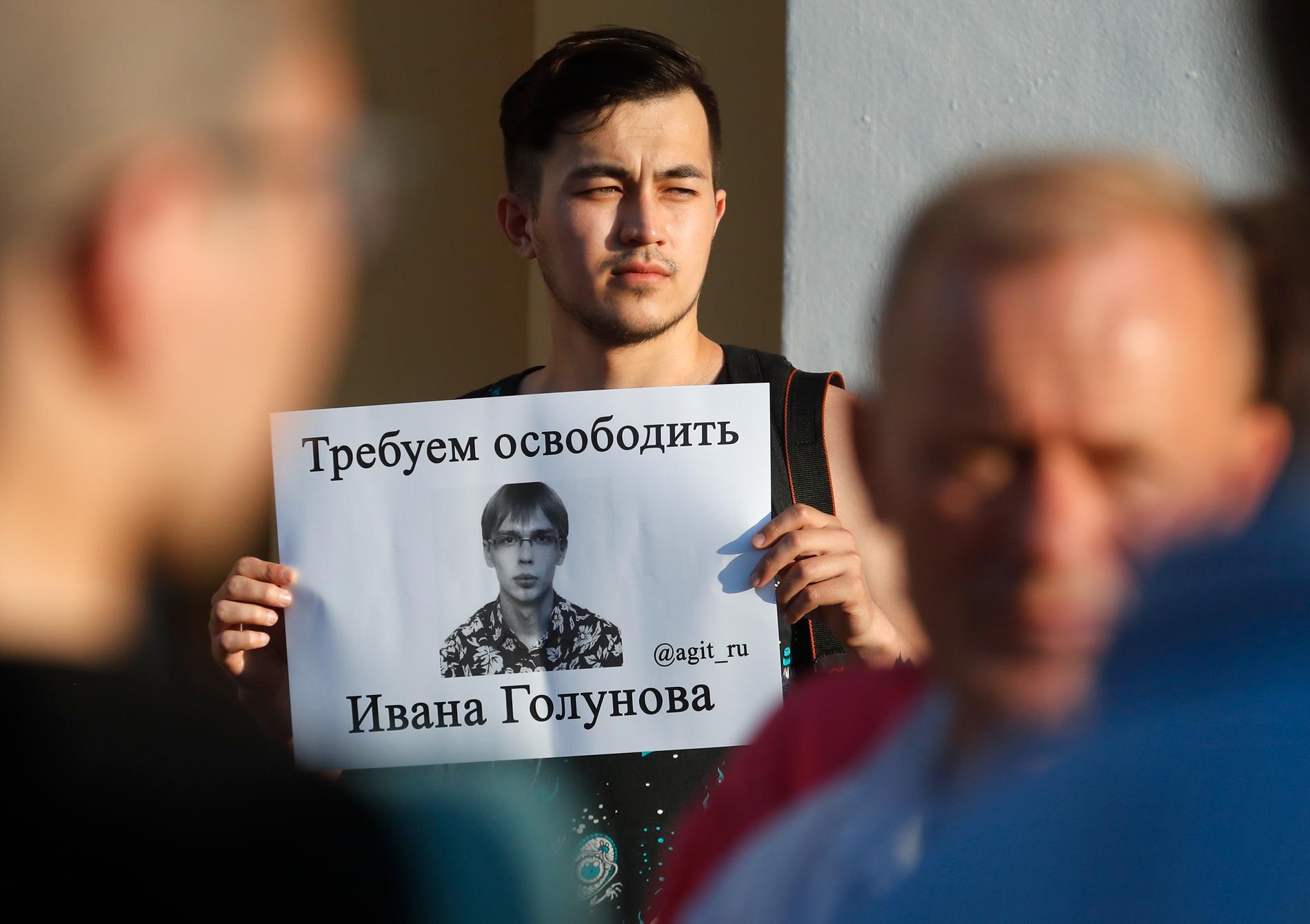 En man protesterar mot gripandet av Ivan Golunov i S:t Petersburg i Ryssland. Arkivbild.