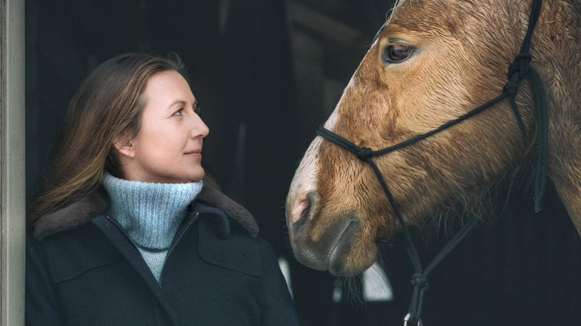 "Jag tror att de allra flesta skulle må bra av att vistas kring hästar i högre utsträckning", säger Sanna Lundell som är aktuell med den nya programserien "Flocken" i SVT. Pressbild.