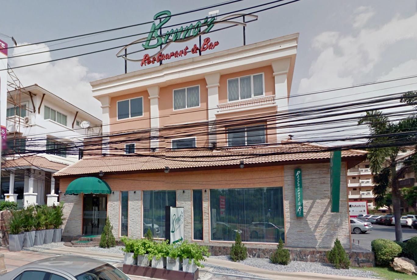 På gourmetrestaurangen ”Brunos restaurant and winebar” i Pattaya äter ett stort sällskap för drygt 4 000 kronor, vilket betalades med kyrkans kreditkort.