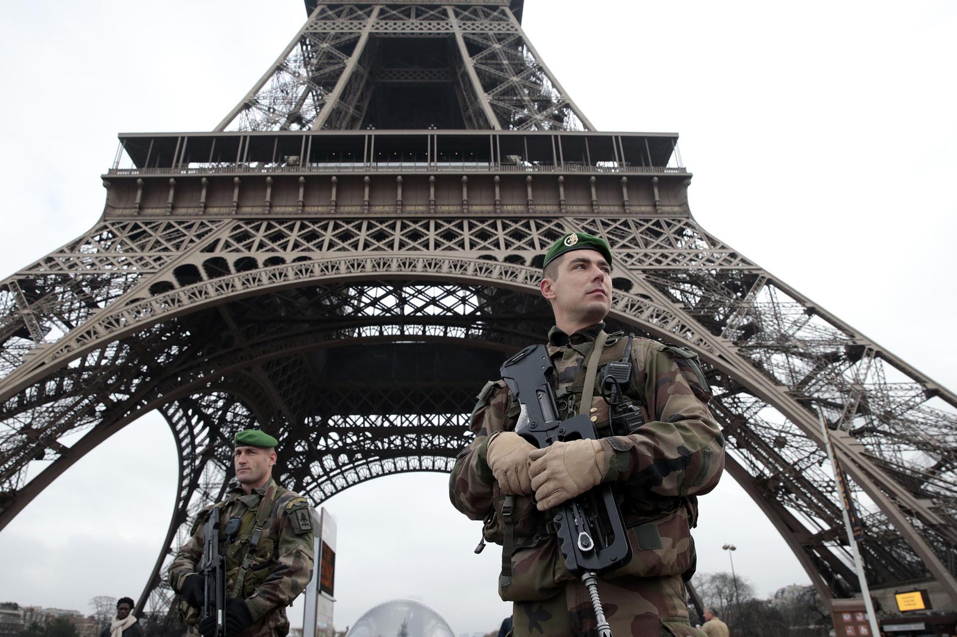 Säkerhetsnivån i Paris har höjts till högsta möjliga.