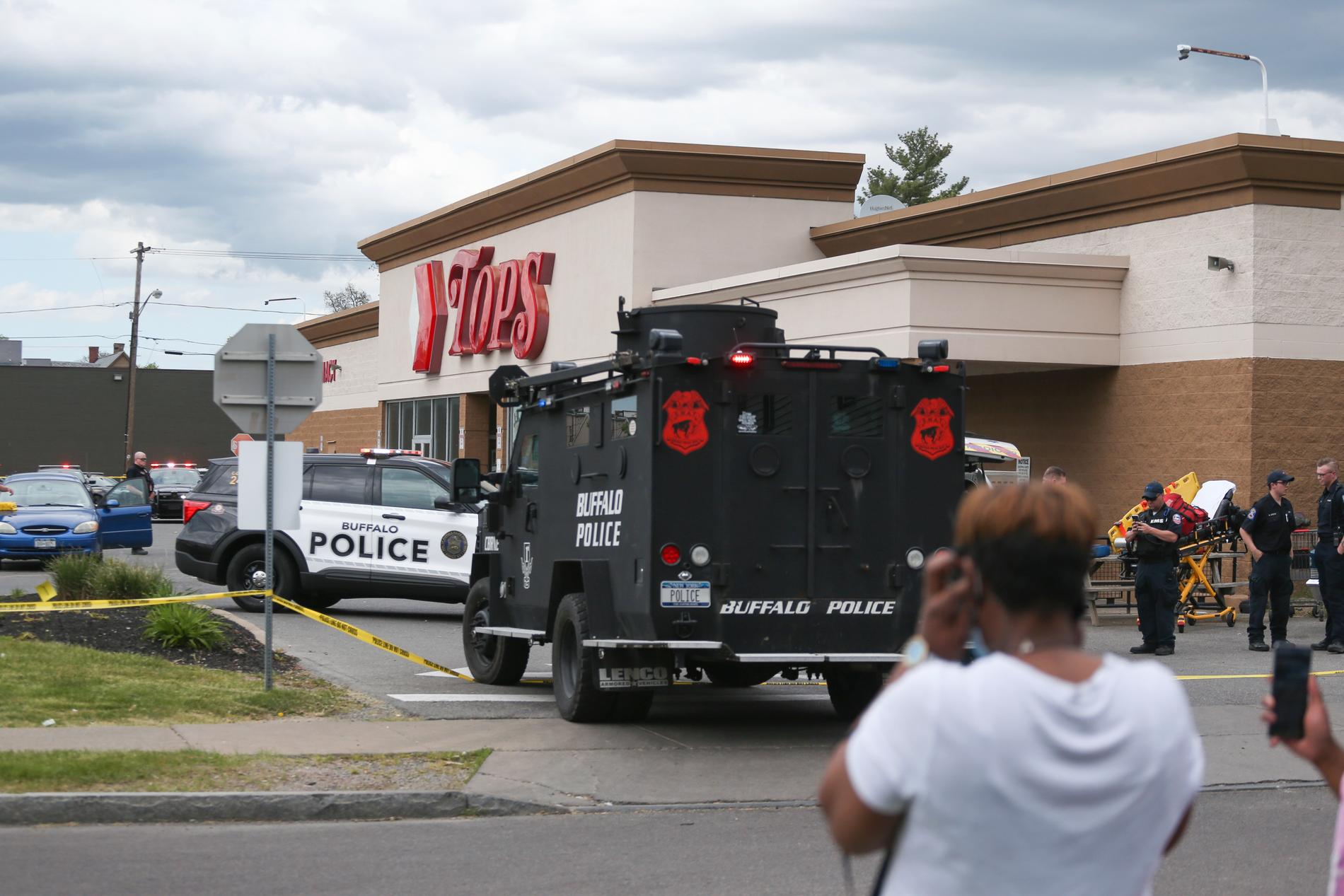Ett stort polispådrag har ryckt ut till matbutiken Tops i Buffalo.