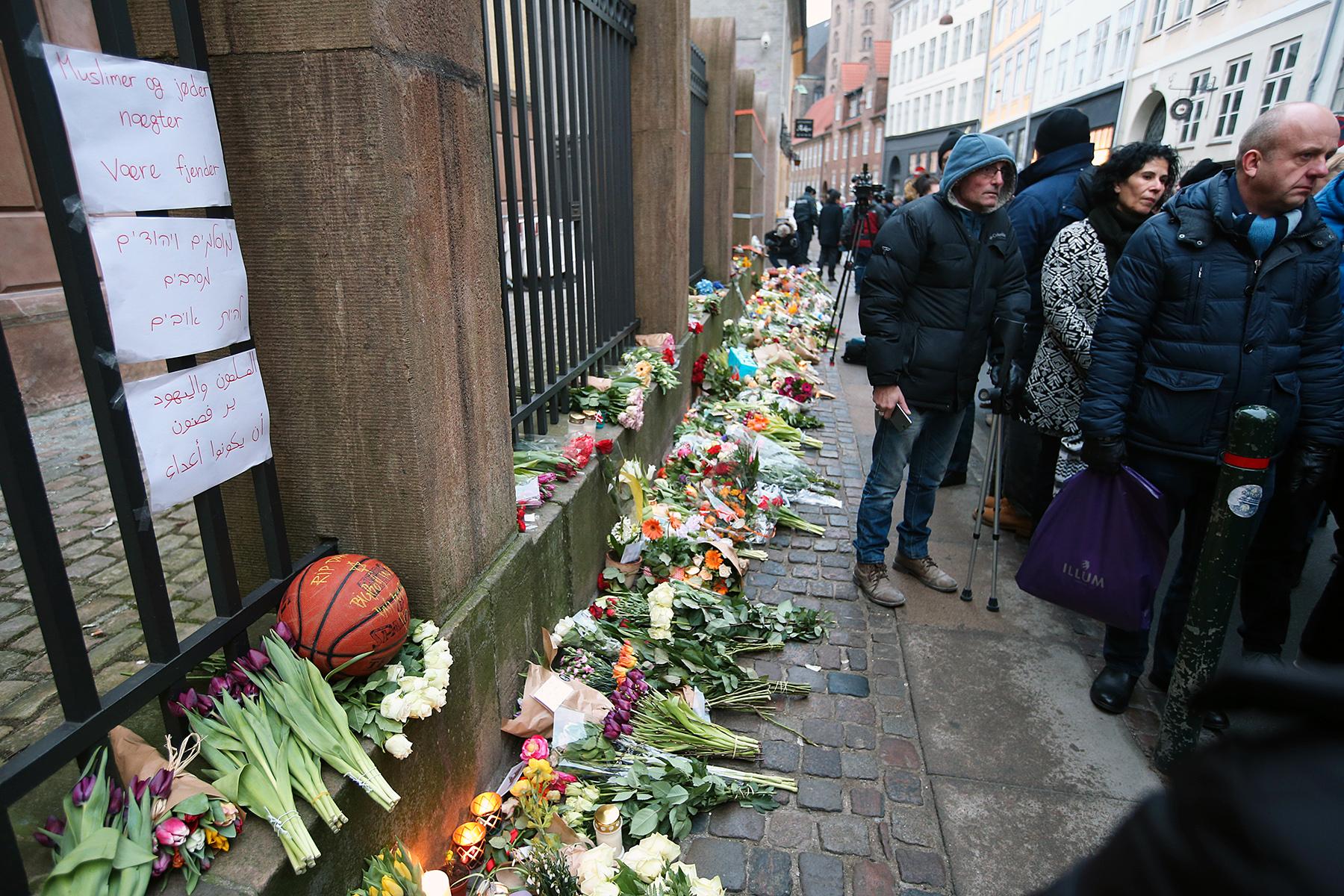 Blommor utanför synagogan i Köpenhamn där en person sköts till döds.