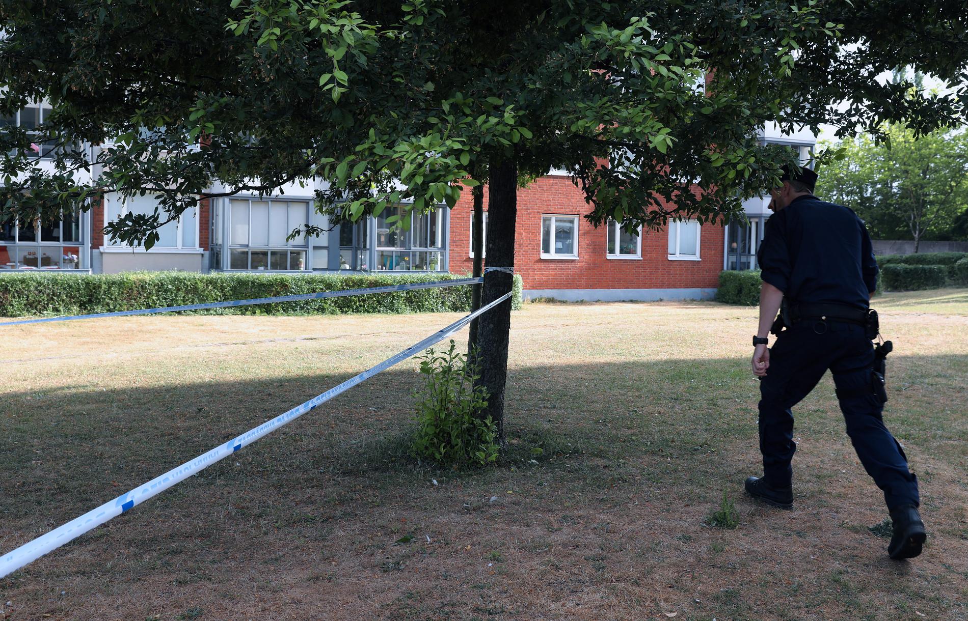Polis på plats i Arlöv efter misstänkt överfallsvåldtäkt.