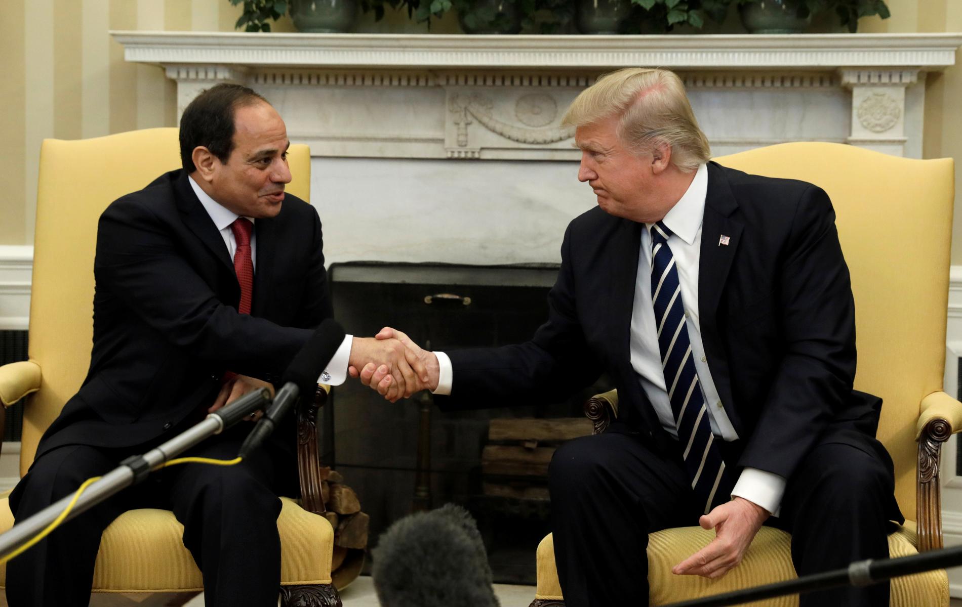 Egyptens ledare Abd al-Fattah al-Sisi möter Donald Trump i Vita husets ovala rum