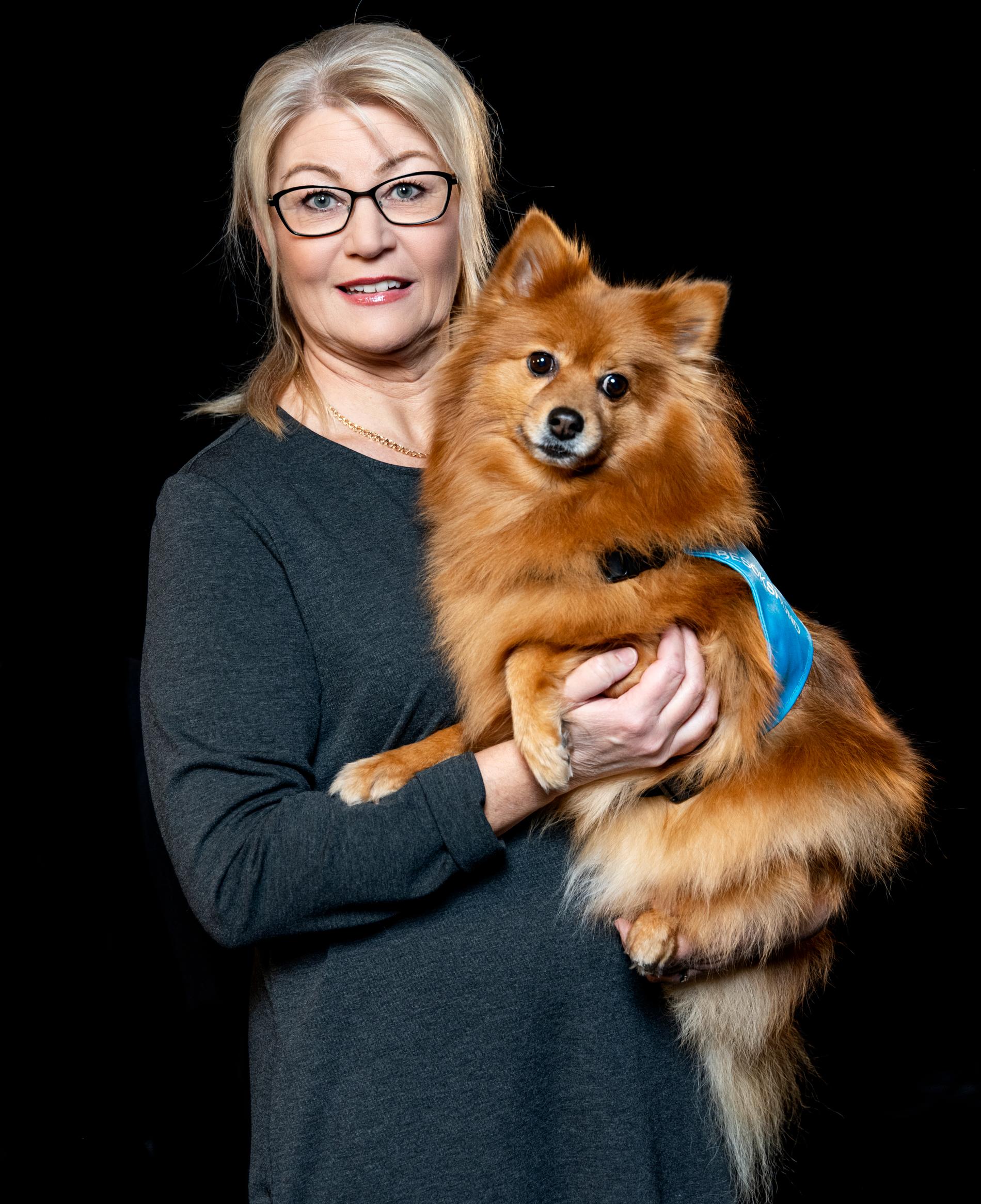 Hunden Lovis, som arbetar tillsammans med Maria Eriksson, är Årets djurhjälte på Svenska hjältar-galan 2021. 