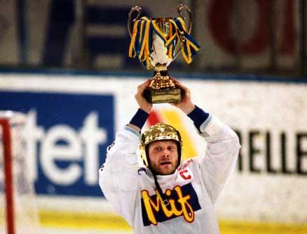 Peter Andersson lyfter bucklan efter SM-finalen 1992 mot Djurgården. Nu är MIF tillbaka i elitserien – här är hjältarna som gjorde det!