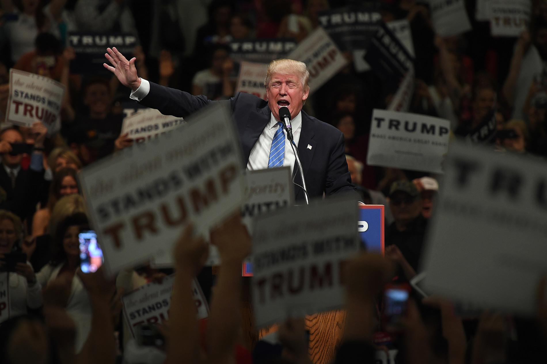 MAJ 2016 Donald Trump valtalar inför hängivna fans i Anaheim, Kalifornien.