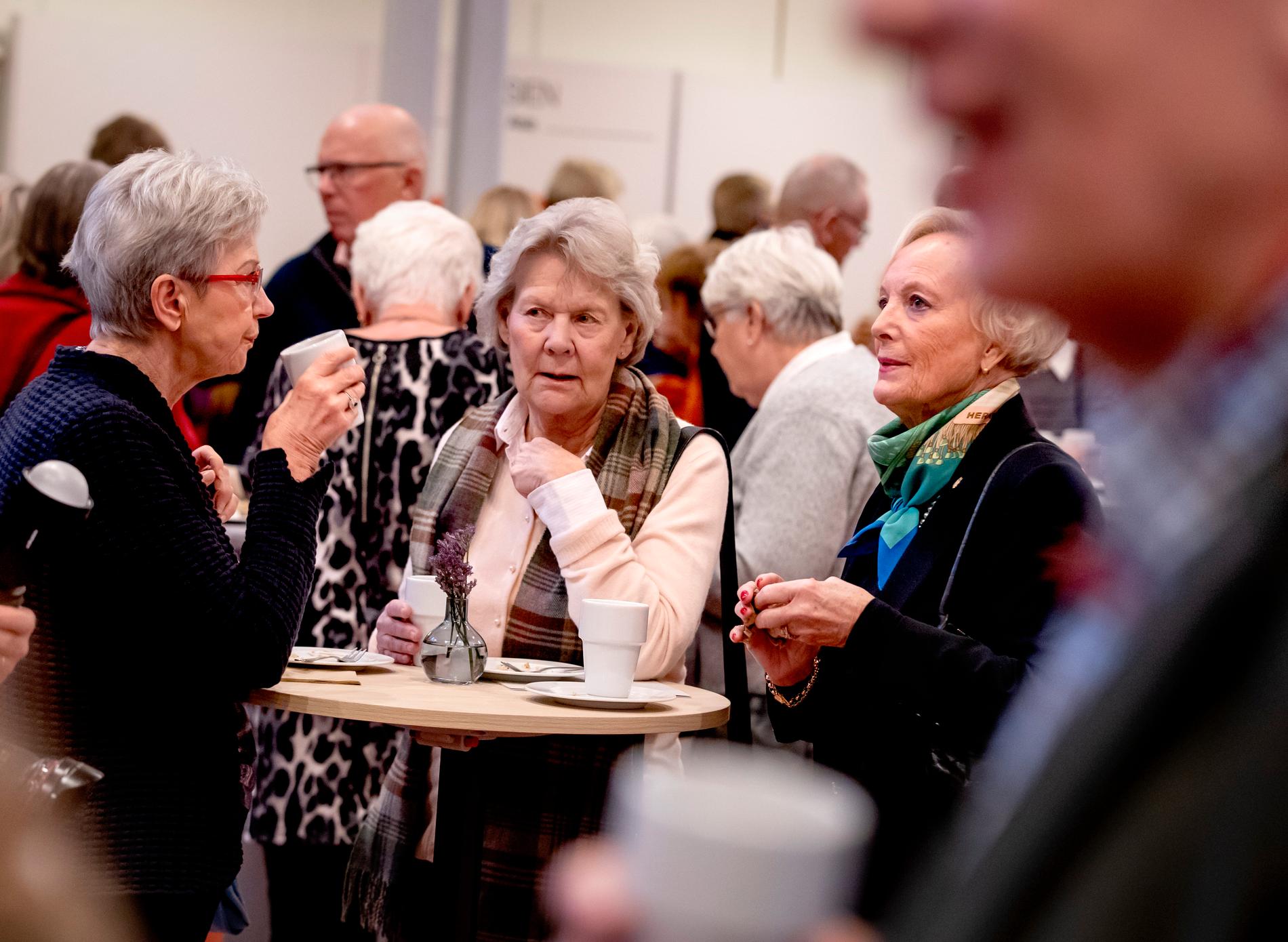 Kaffe och kakor på forskningsdagen. Maritha Wennström, Inga-Lena Andrén och Margaret Hult, som alla deltagit i Göteborgsstudien om personer födda 1944, kände igen sig ganska väl i resultaten om kostvanor och alkohol.