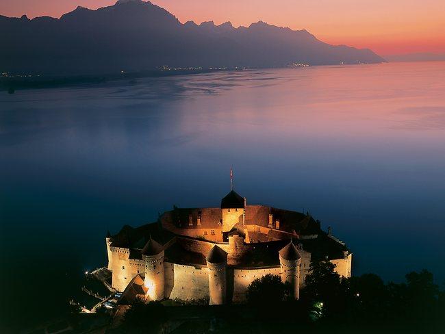Chateau de Chillon, Genevesjön, Schweiz. Åka hit: Flyg till Genève och ta direkttåg till Montreaux.