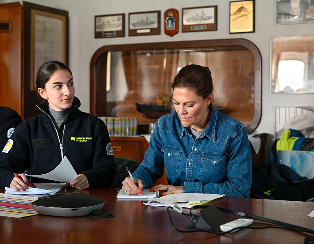 Kronprinsessan Victoria och klimat- och miljöminister Romina Pourmokhtari ombord på isbrytaren Oden. 