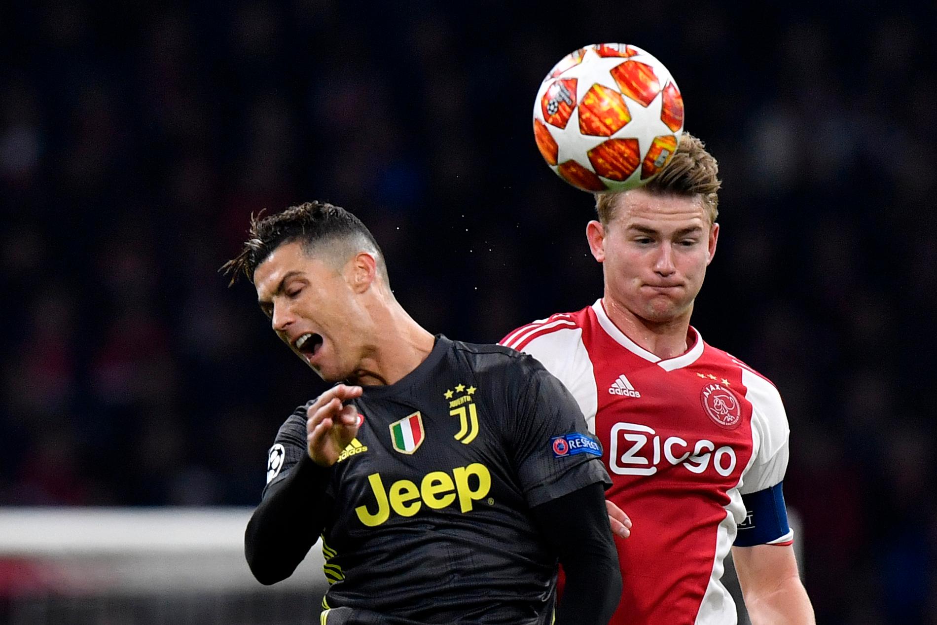 Matthijs de Ligt i kamp med Ronaldo under Champions League-mötet med Juventus