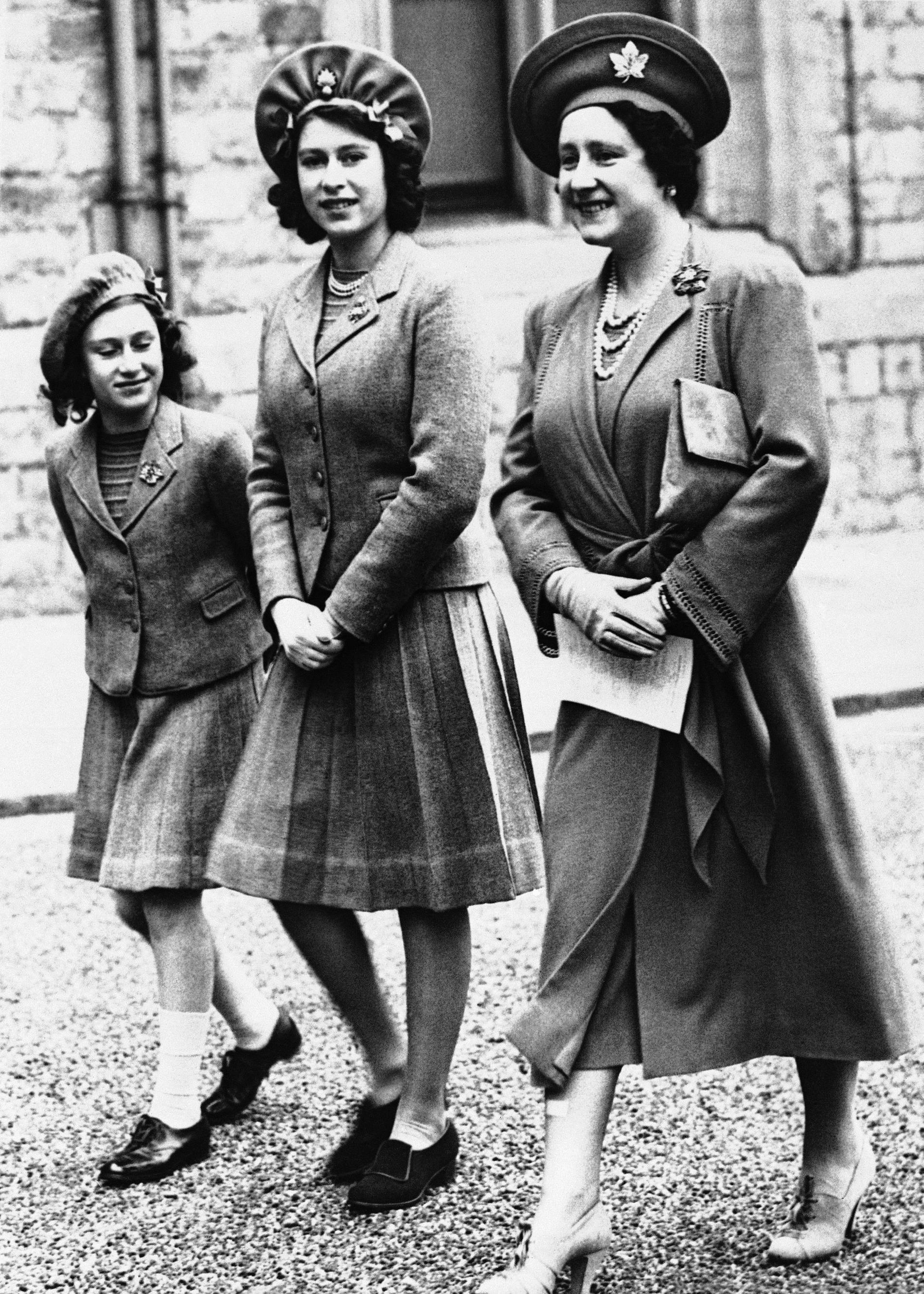 Prinsessan Elizabeth, i mitten, med sin namne och mamma (till höger) och lillasyster Margaret på slottet Windsor, i maj 1942. Den framtida drottningen fyllde då 16 år.