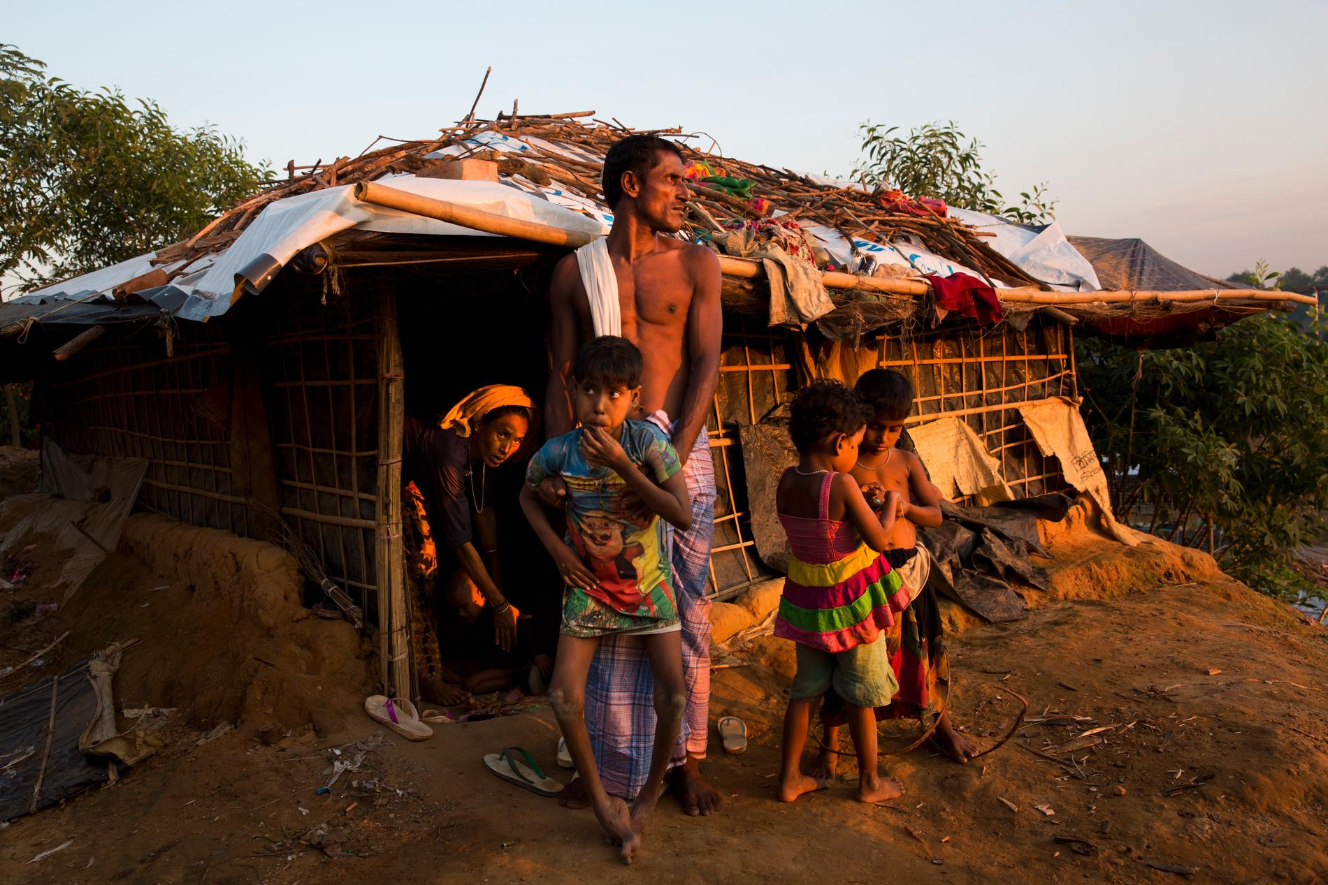 En familj som flytt undan våldsamheterna i Burma i flyktinglägret Kutupalong i Bangladesh.