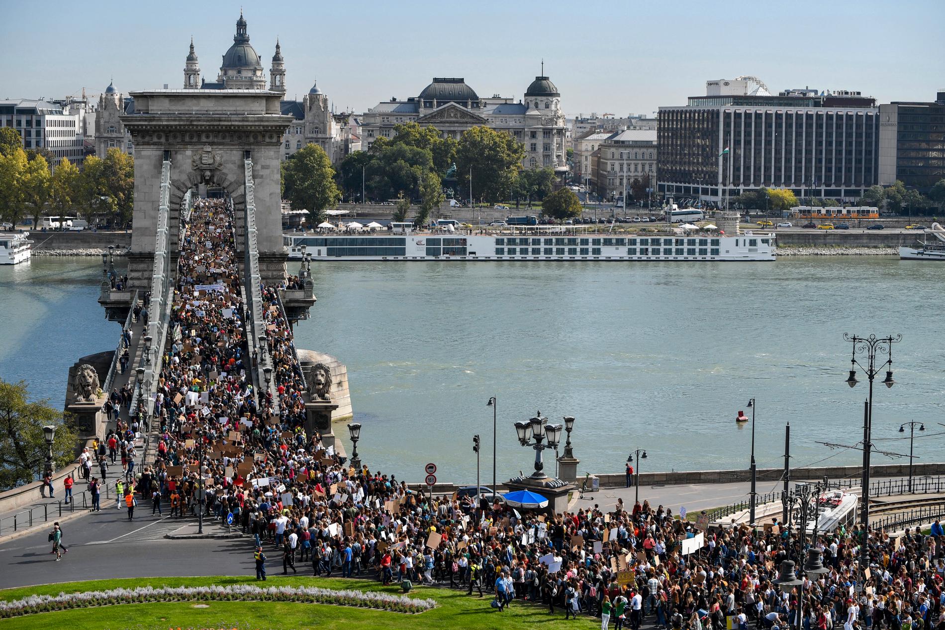 Demonstranter korsar en bro över Donau i Budapest, Ungern.