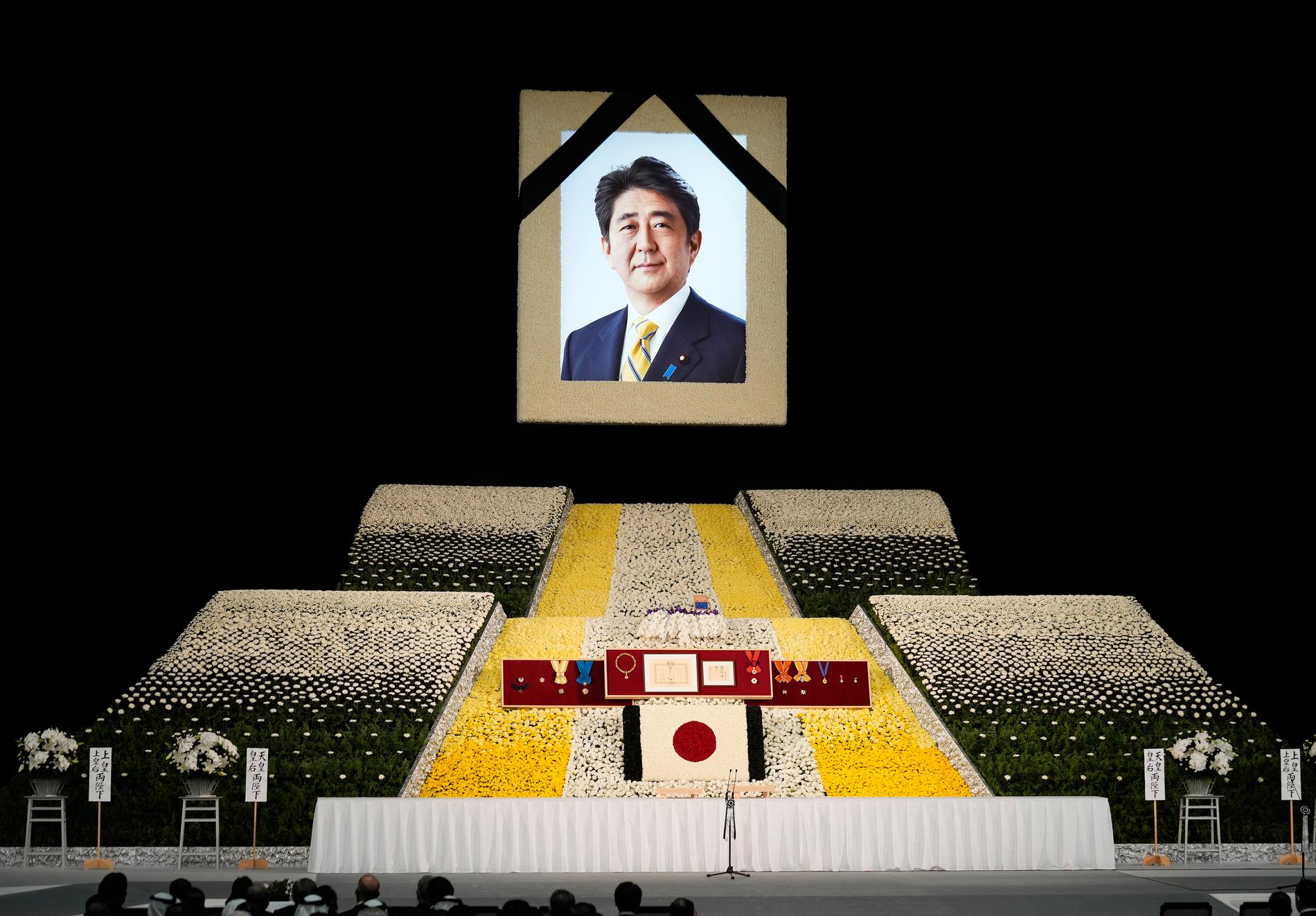 Shinzo Abes porträtt vid altaret vid begravningsceremonin i Nippon Budokan.