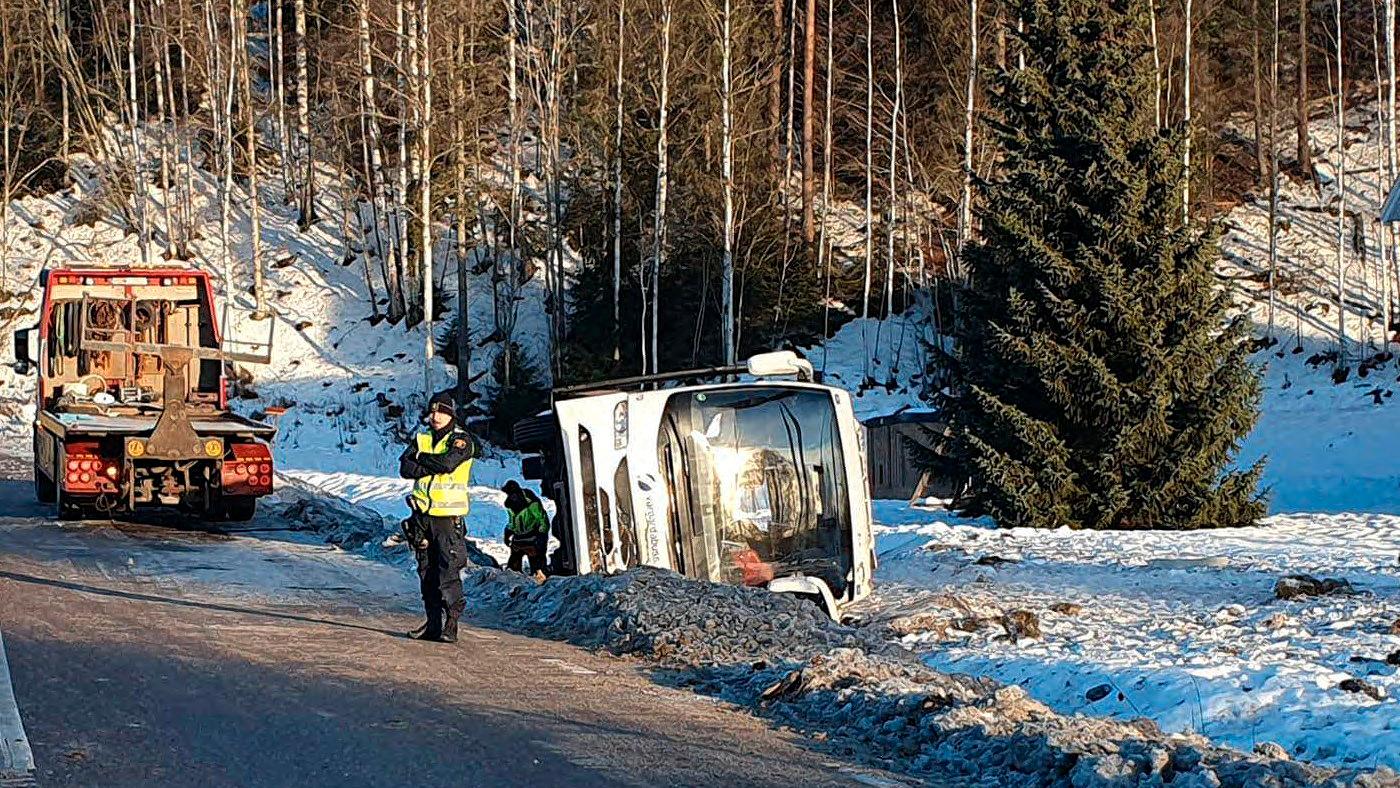 Bussen körde av vägen i Värmland, vid Stöllet. Ett 40-tal ungdomar och ledare befann sig på bussen.