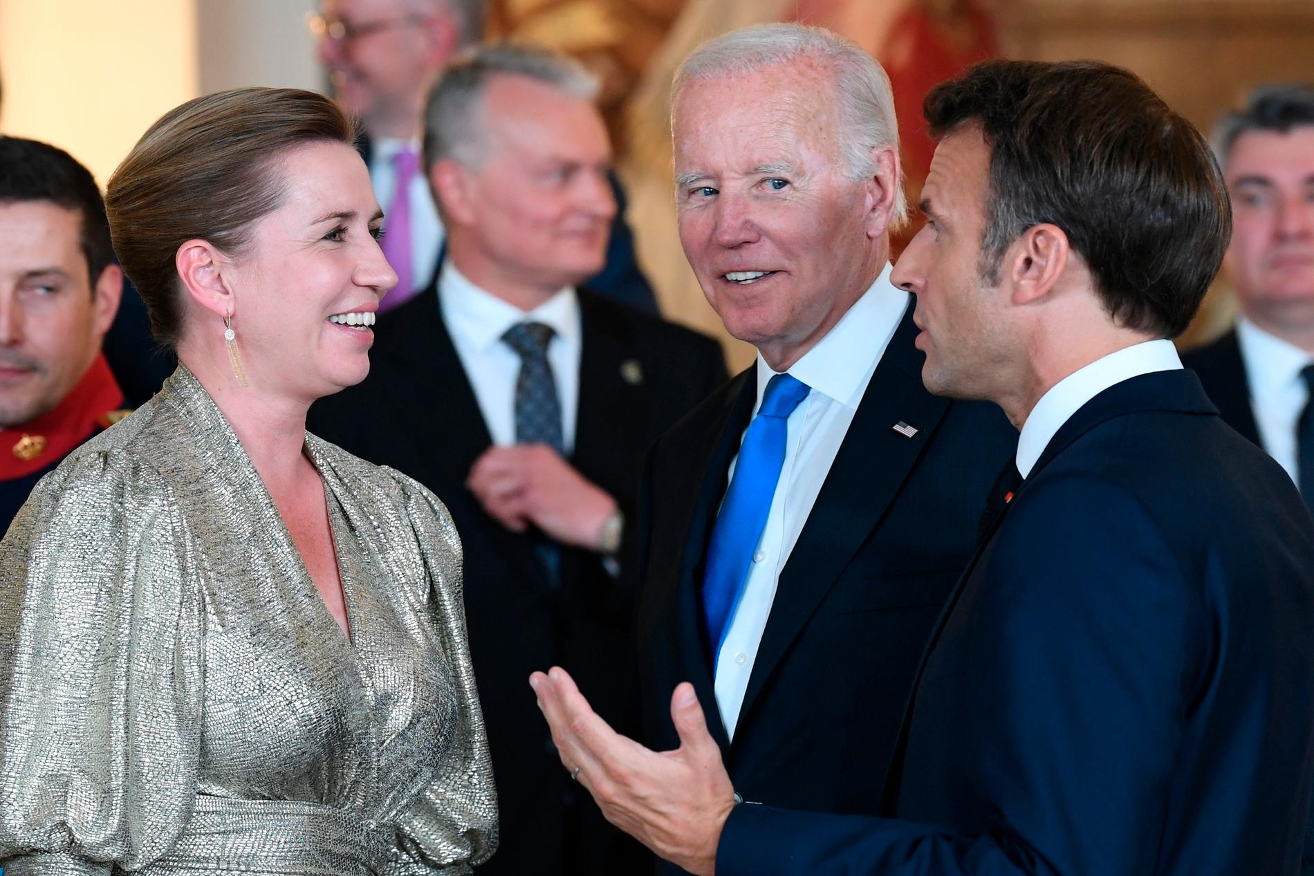 Frederiksen, Biden och Macron förra sommaren. 