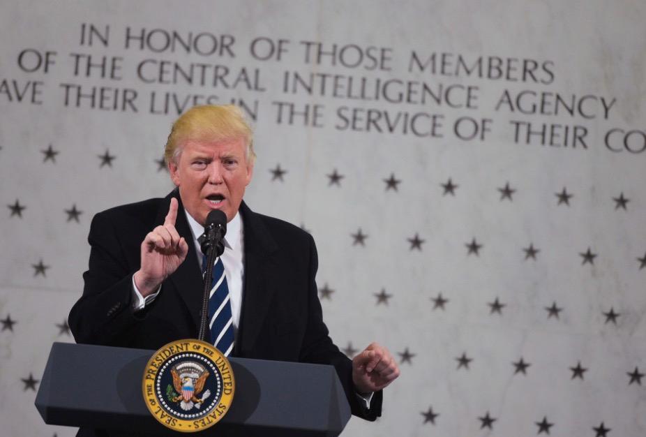 Trump upprör CIA genom att tala om sig själv framför minnesväggen med stupade agenter.