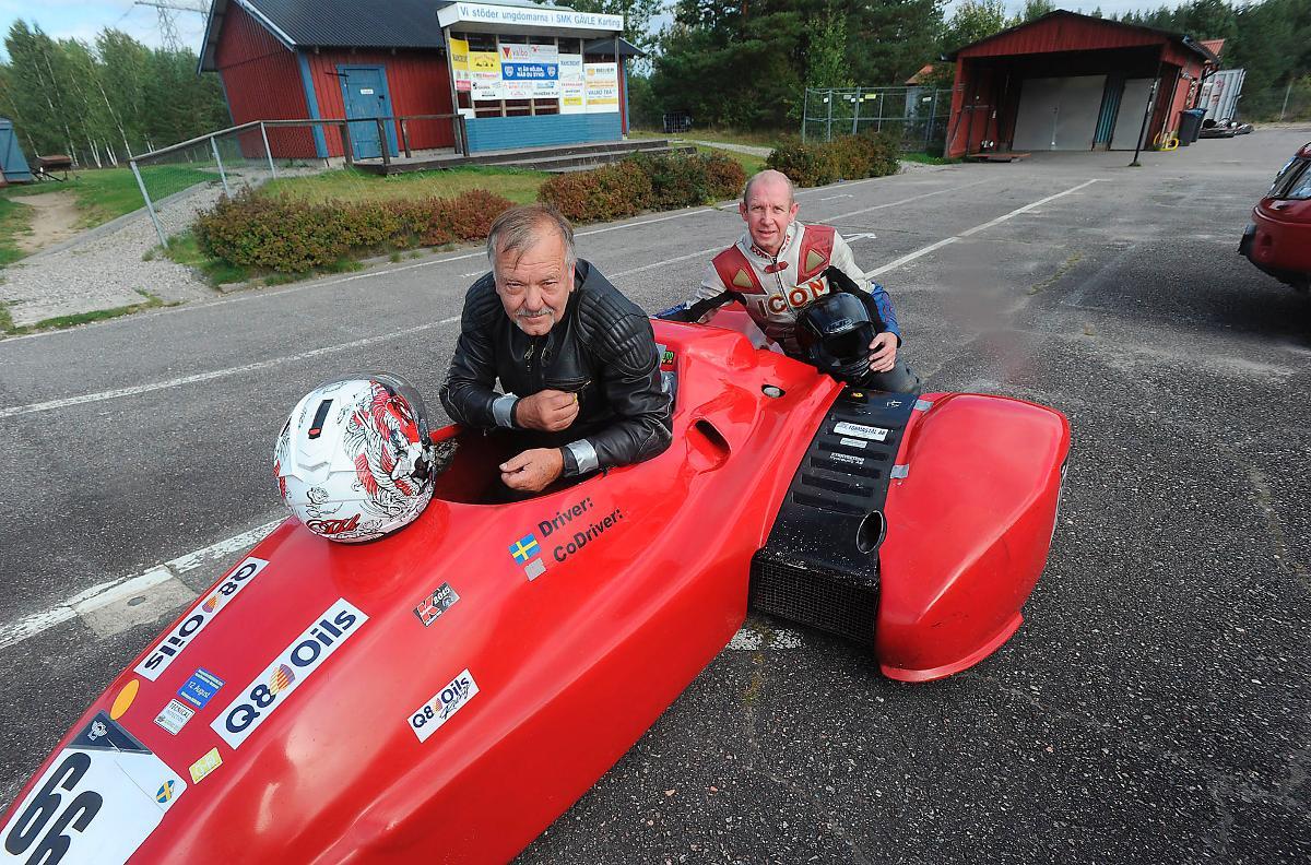 Leif Aurosell, 76, med sin ”burkslav” Sören Eriksson, 54. Trots förarens aktningsvärda ålder hör han till eliten i sin sport roadracing.