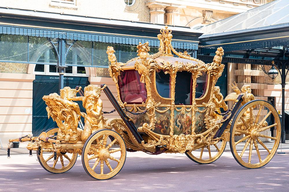 Det nykrönta kungaparet kommer att åka i procession i Gold state coach. 