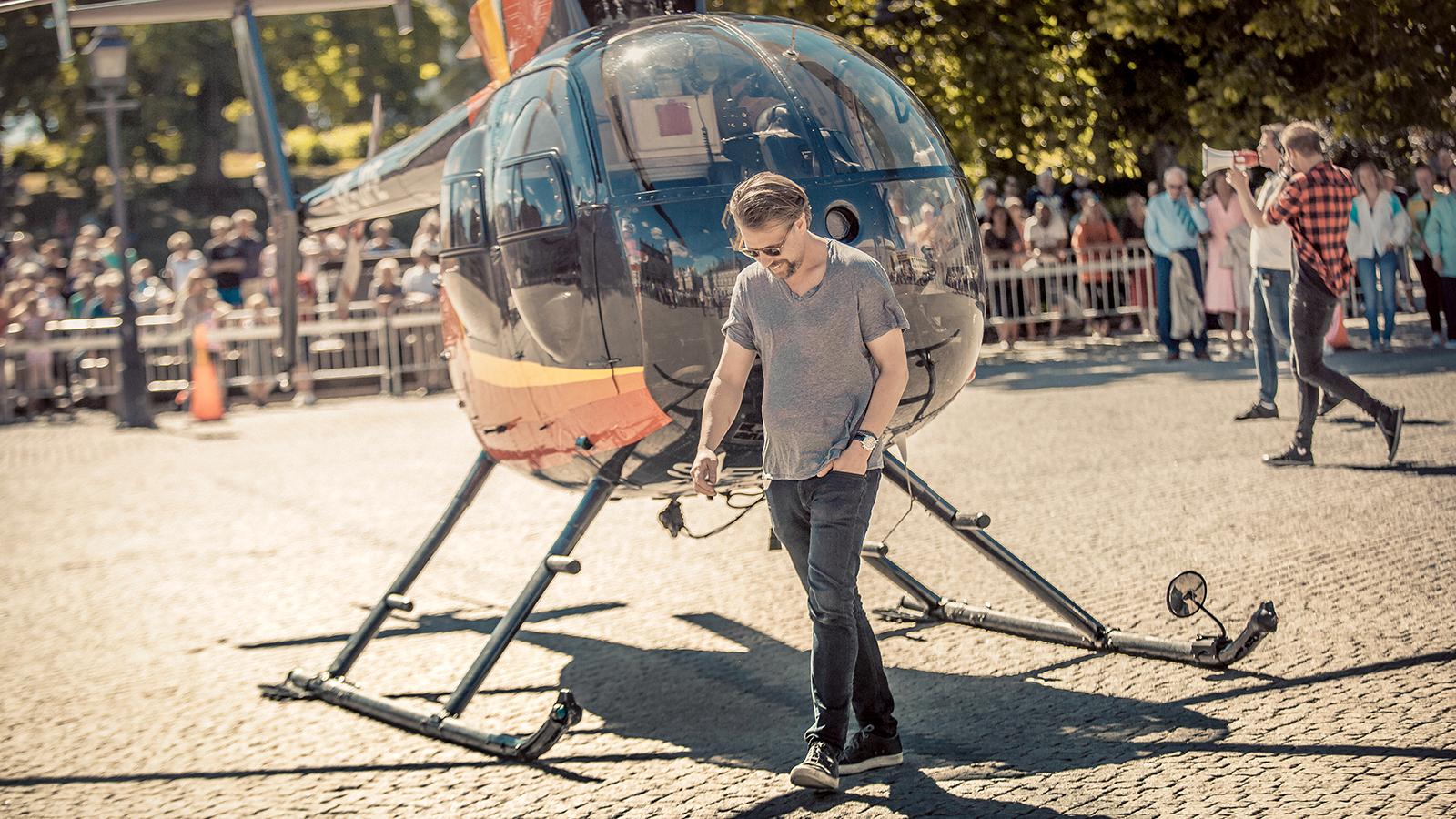 Filip Hammar med helikopter på Stora torget i Köping.