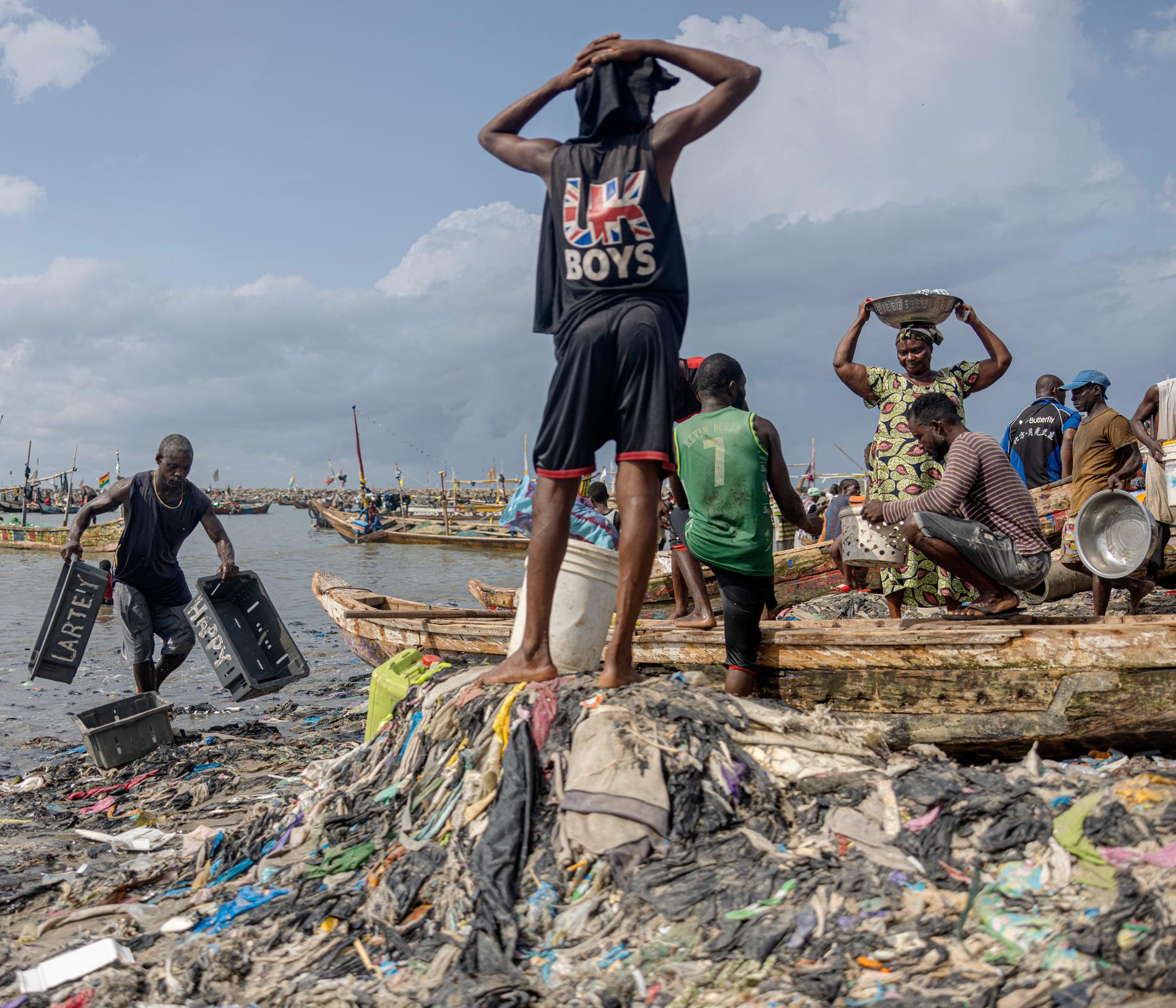 Västvärldens dumpning av kläder har skapat en miljökatastrof i Ghana.