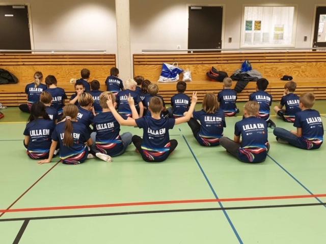 Inför EM 2020, som bland annat spelas i Malmö, har man delat ut över 7000 tröjor till barn och unga runt om på skolor. 