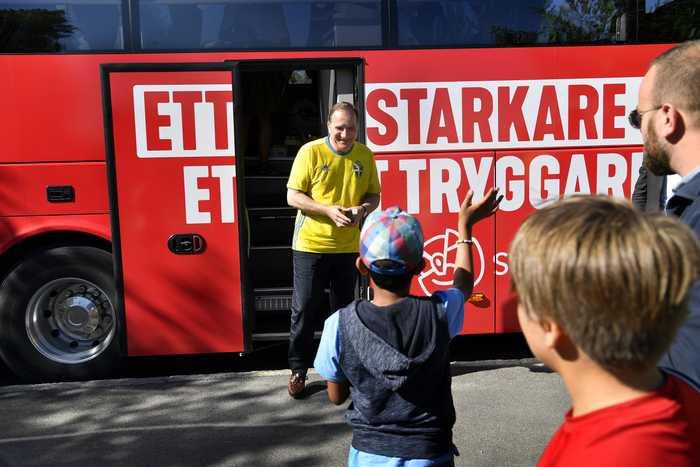 Stefan Löfven åkte buss genom Sverige även 2018, men då avrundade han med tal i Almedalen. Nu struntar han helt i Visby och besöker i stället Ullared, Falkenberg, Skara, Tibro,  Motala, Grums, Munkfors och Ransäter.