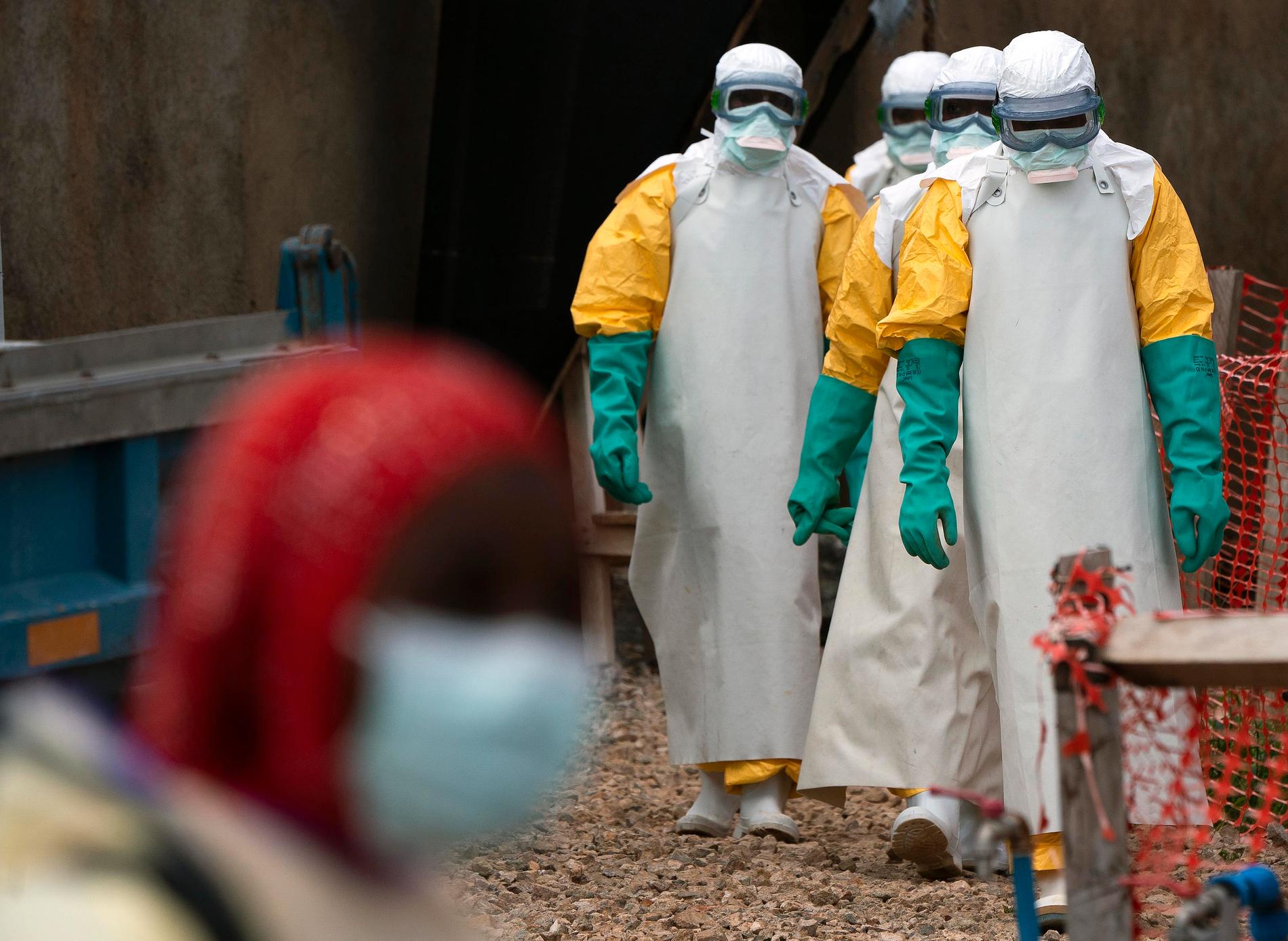 Vårdpersonal i staden Beni i nordöstra Kongo-Kinshasa bär skyddsdräkter för att skydda sig mot ebolasmitta. Bild från juli.