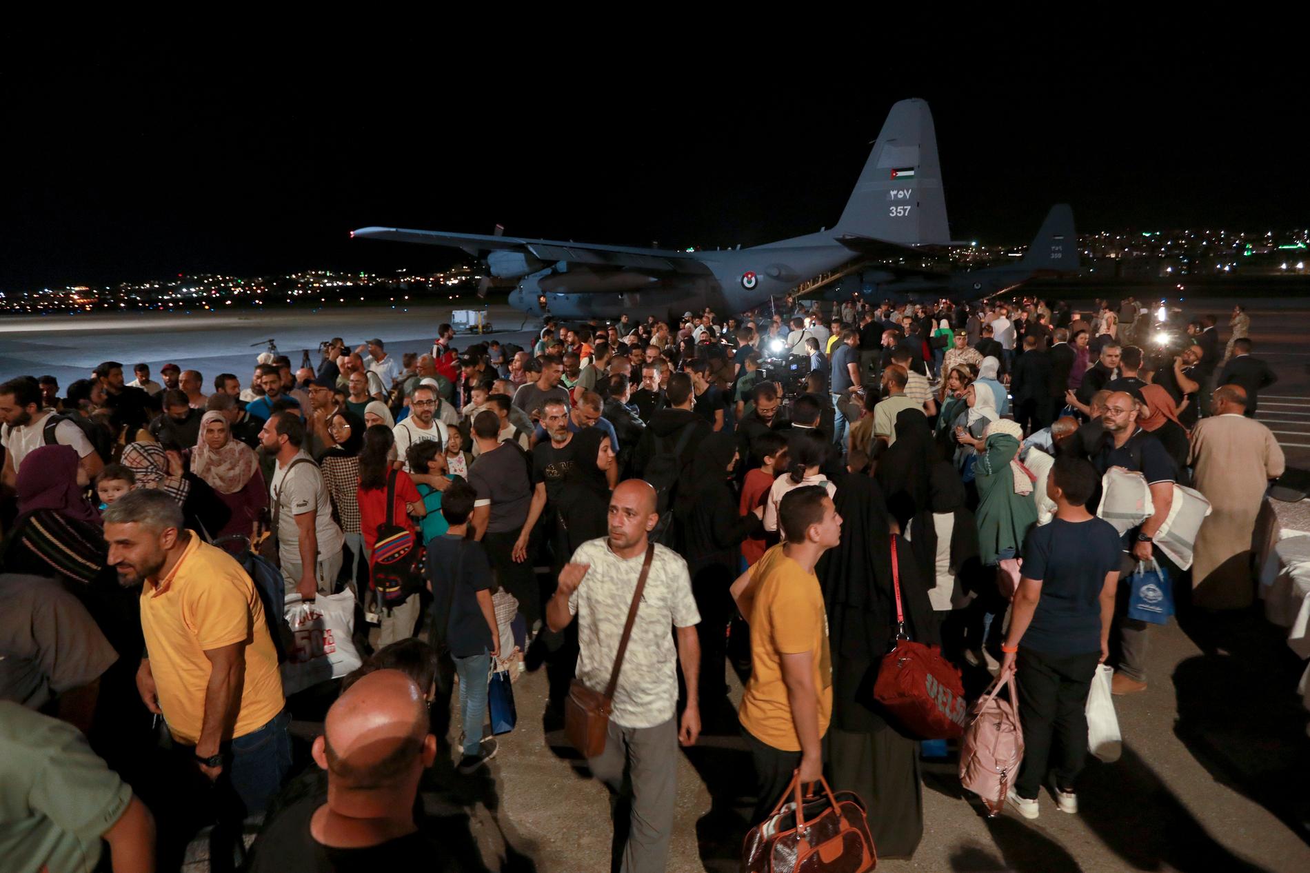 Jordanier som evakuerats från Sudan och landat hemma i Amman.