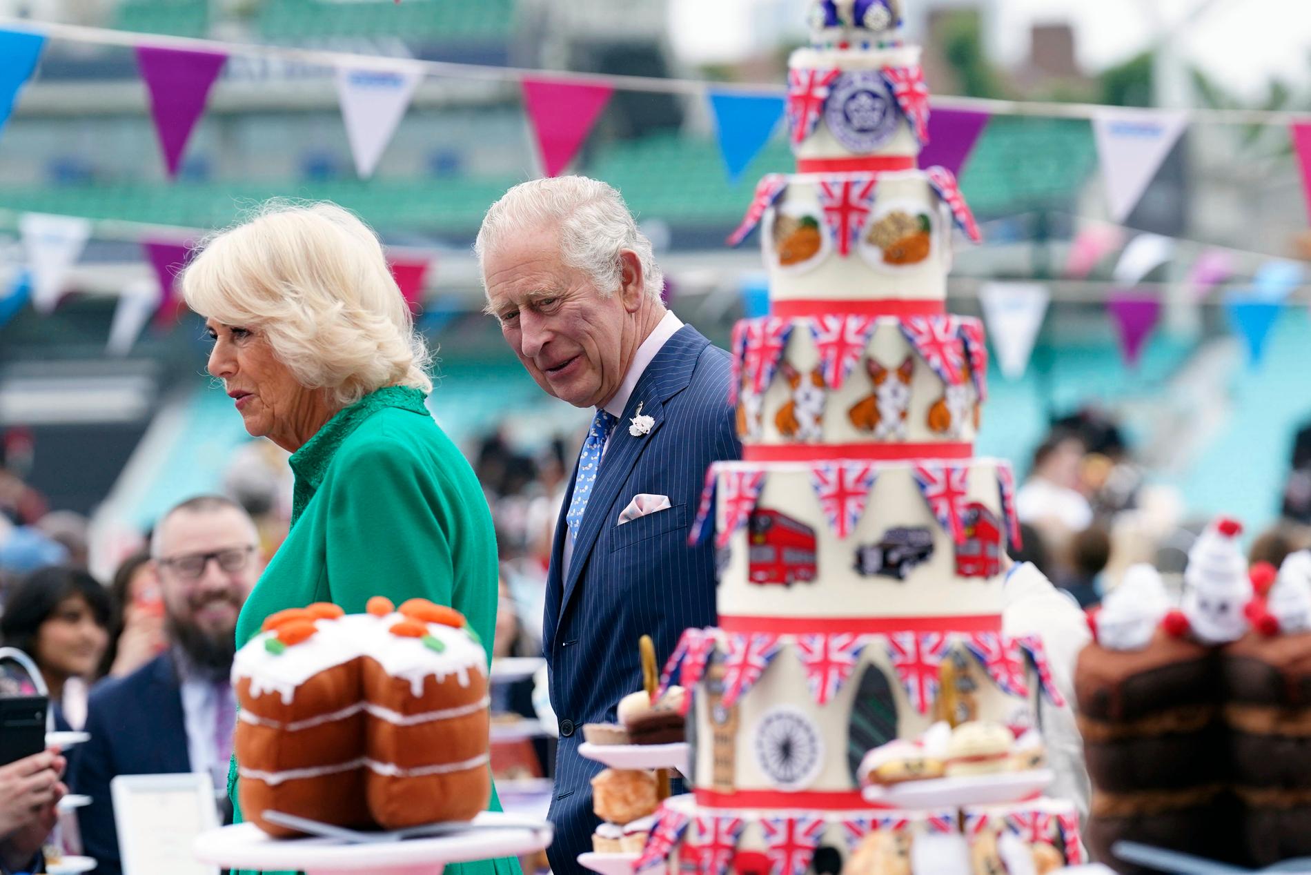 Hertiginnan Camilla och prins Charles under den stora jubileumslunchen i dag söndag.