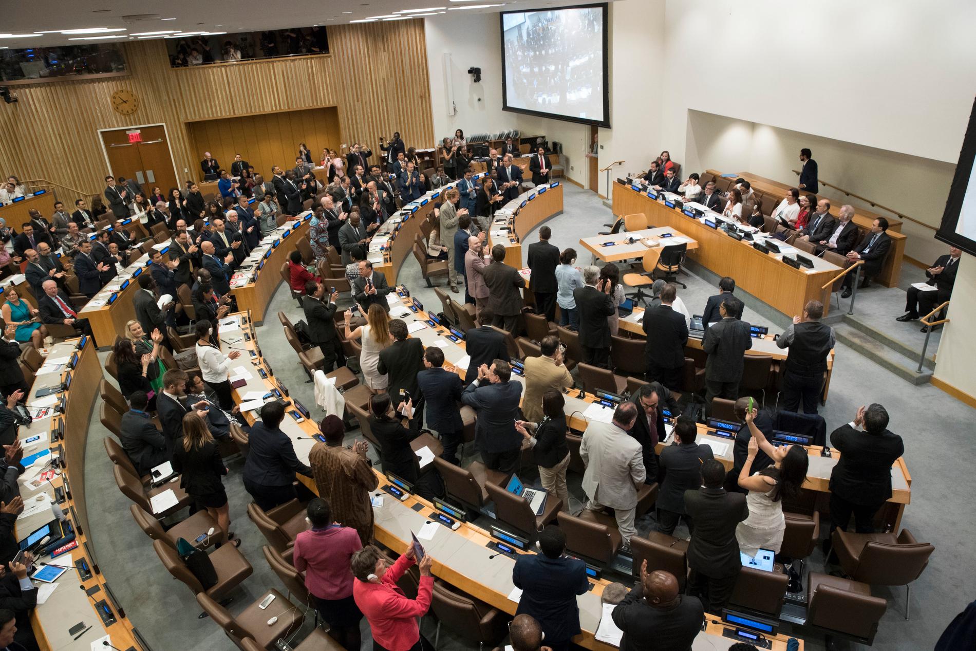 Delegater reste sig för en stående ovation efter att ha röstat i genom FN:s konvention om förbud mot kärnvapen i juli 2017.