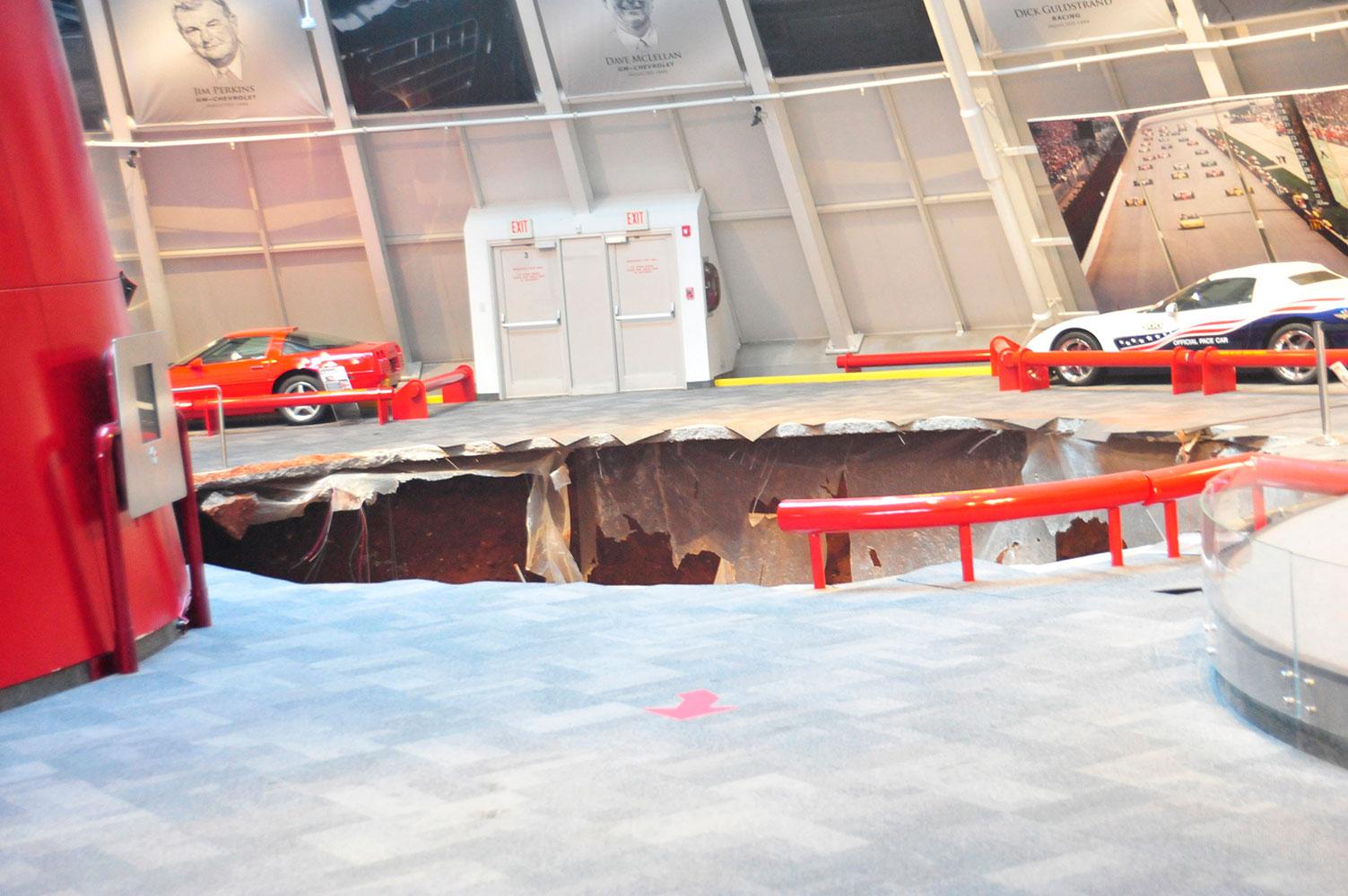 Ett stort hål öppnade sig mitt på museets golv. Nu måste området säkras innan de andra bilarna kan flyttas.