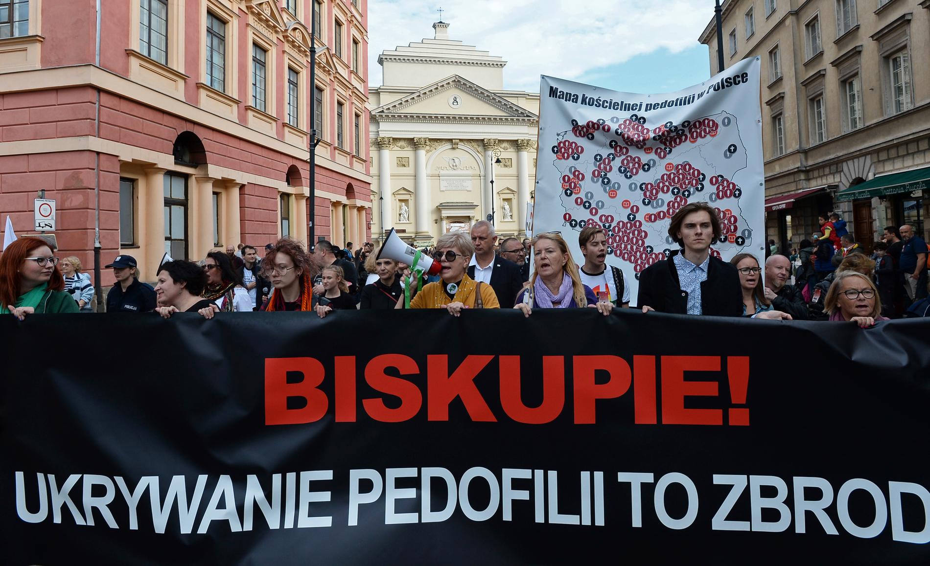 Aktivister demonstrerade i Warszawa på söndagen. "Biskop! Att dölja pedofili är ett brott" lyder banderollen. Arkivbild.