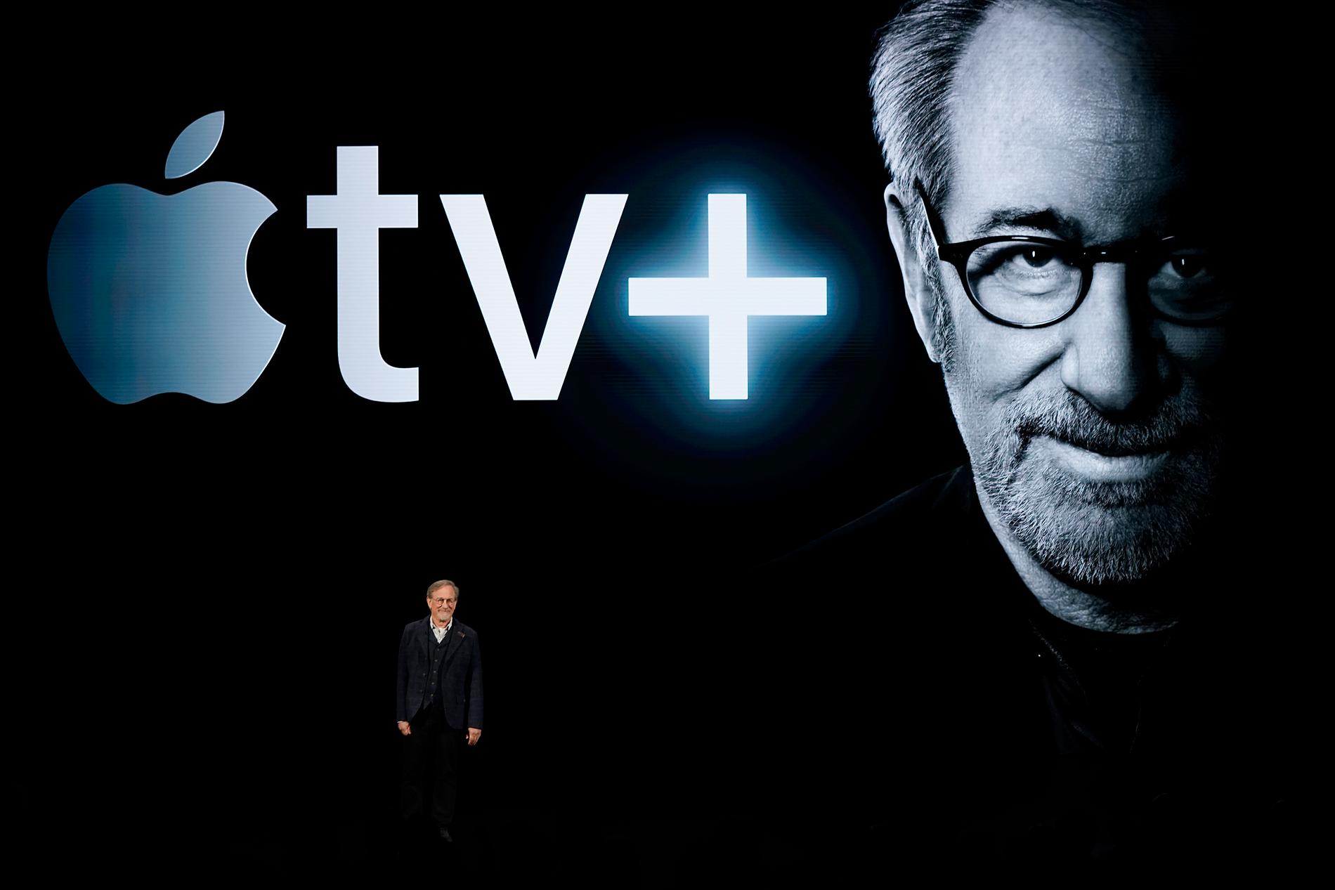 Regissören Steven Spielberg berättar om sin kommande serie på Apples strömningstjänst under ett event i Kalifornien.