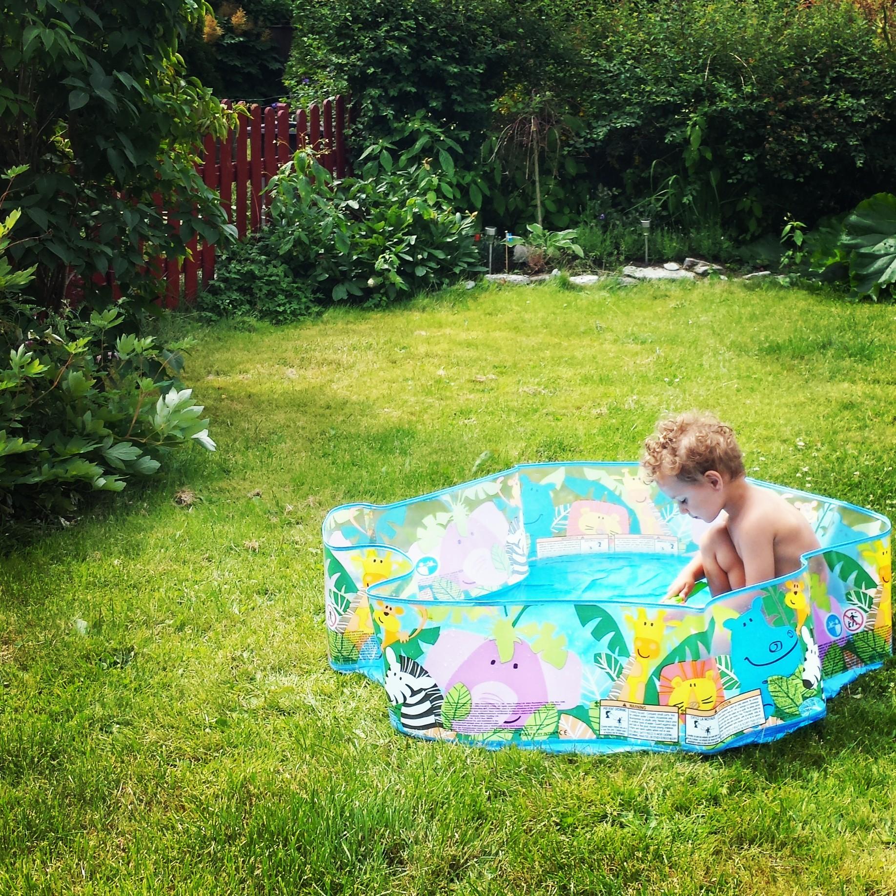 En pool, ett barn, en natur.
