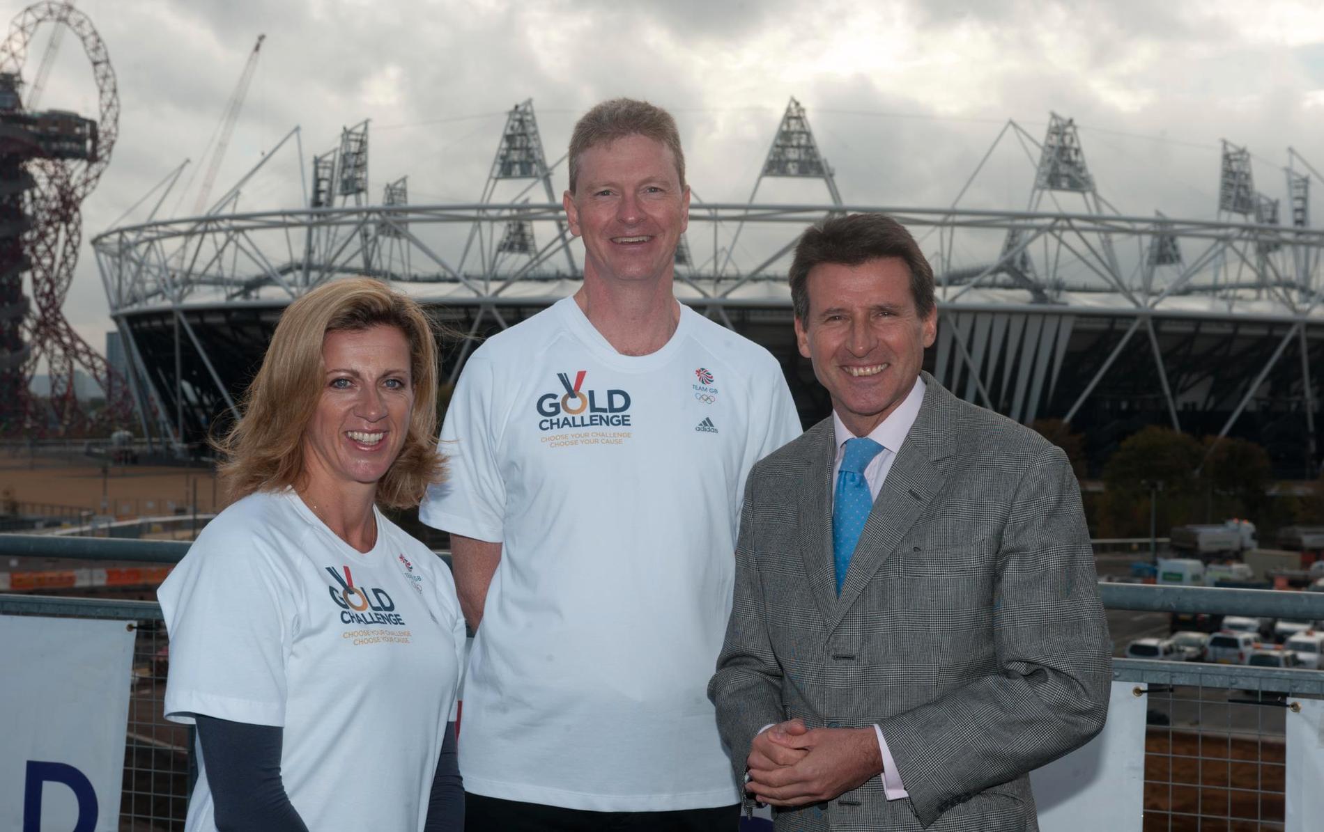 Dan Thompson (mitten) tillsammans med häcklöperskan Sally Gunnell och OS-generalen Seb Coe and Sally Gunnell inför OS i London 2012.