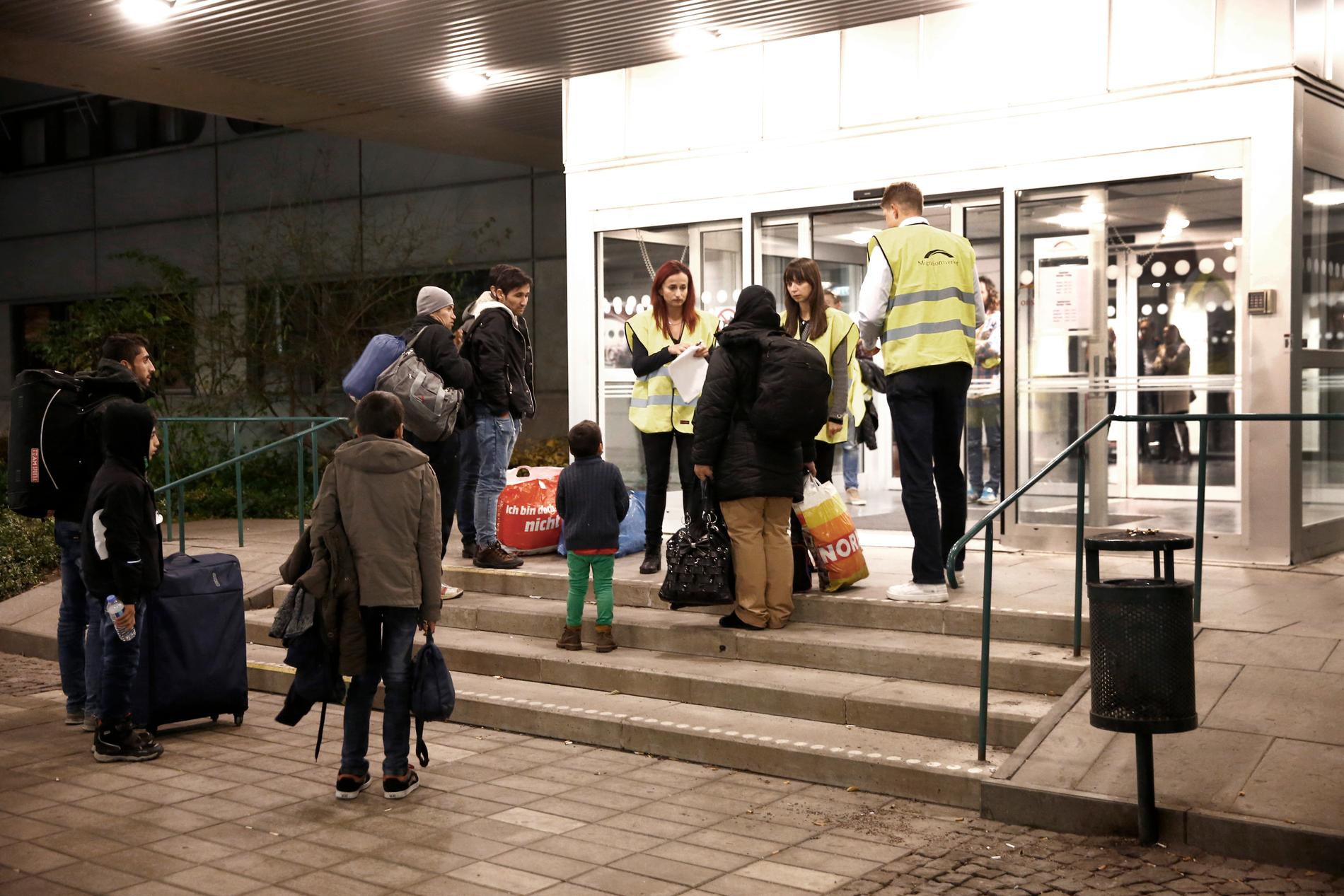 Flyktingar anländer till Migrationsverkets huvudkontor i Norrköping sent på torsdagen. Migrationsverket lade ut madrasser i sin reception för att de nyanlända skulle kunna sova där