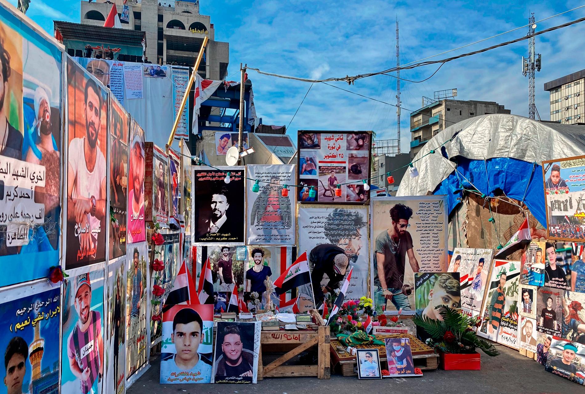 Hundratals regeringskritiska demonstranter har dödats i protesterna i Iran, som bröt ut i oktober förra året. På Tahrirtorget sitter affischer till deras minne.