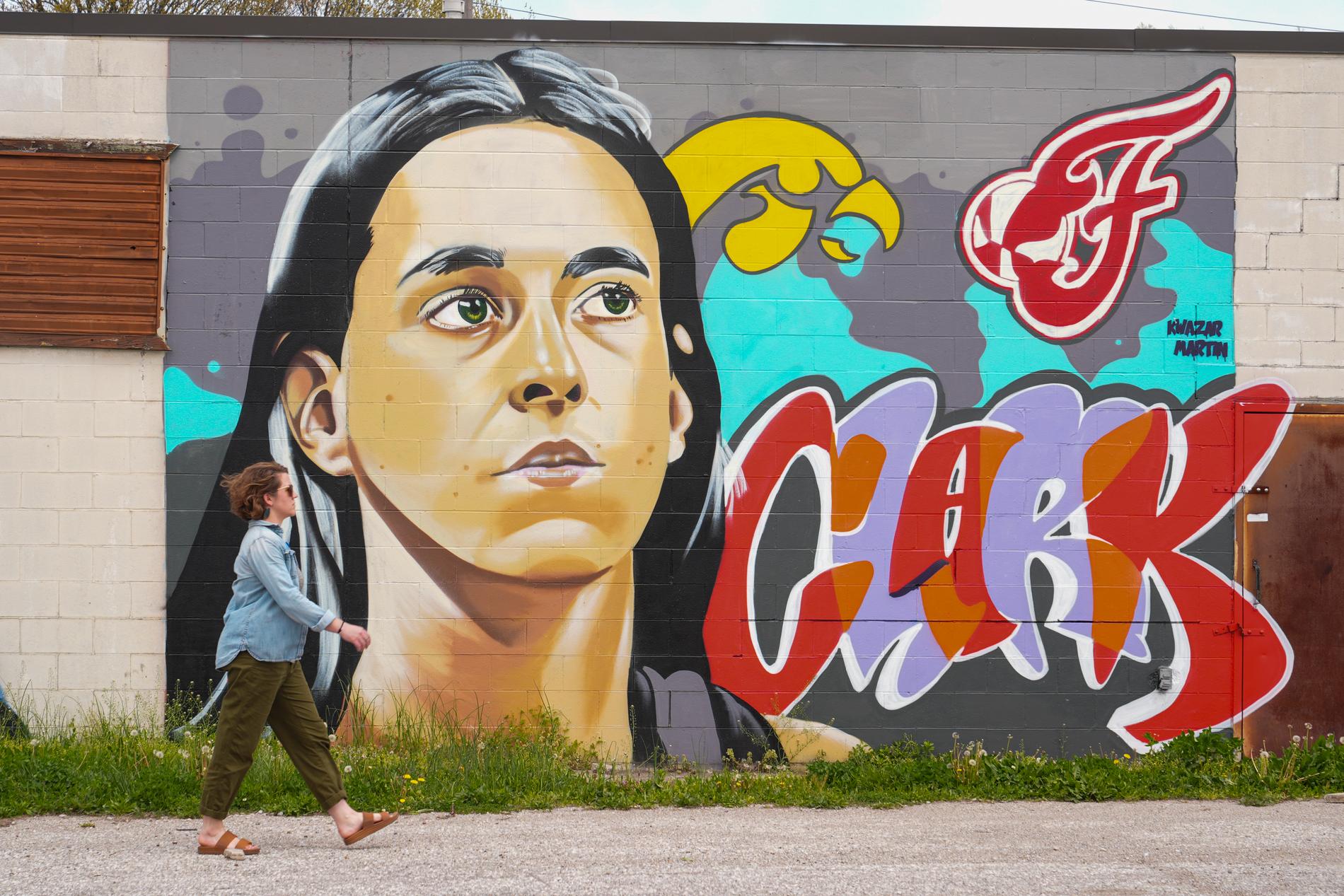 En graffitimålning i Indianapolis, USA, där Caitlin Clark ska spela med Indiana Fever. Arkivbild.