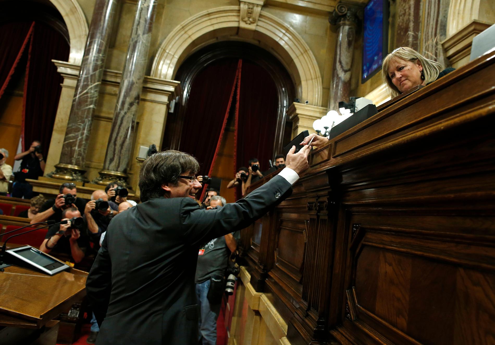Kataloniens regionpresident Carles Puigdemont lägger sin röst.
