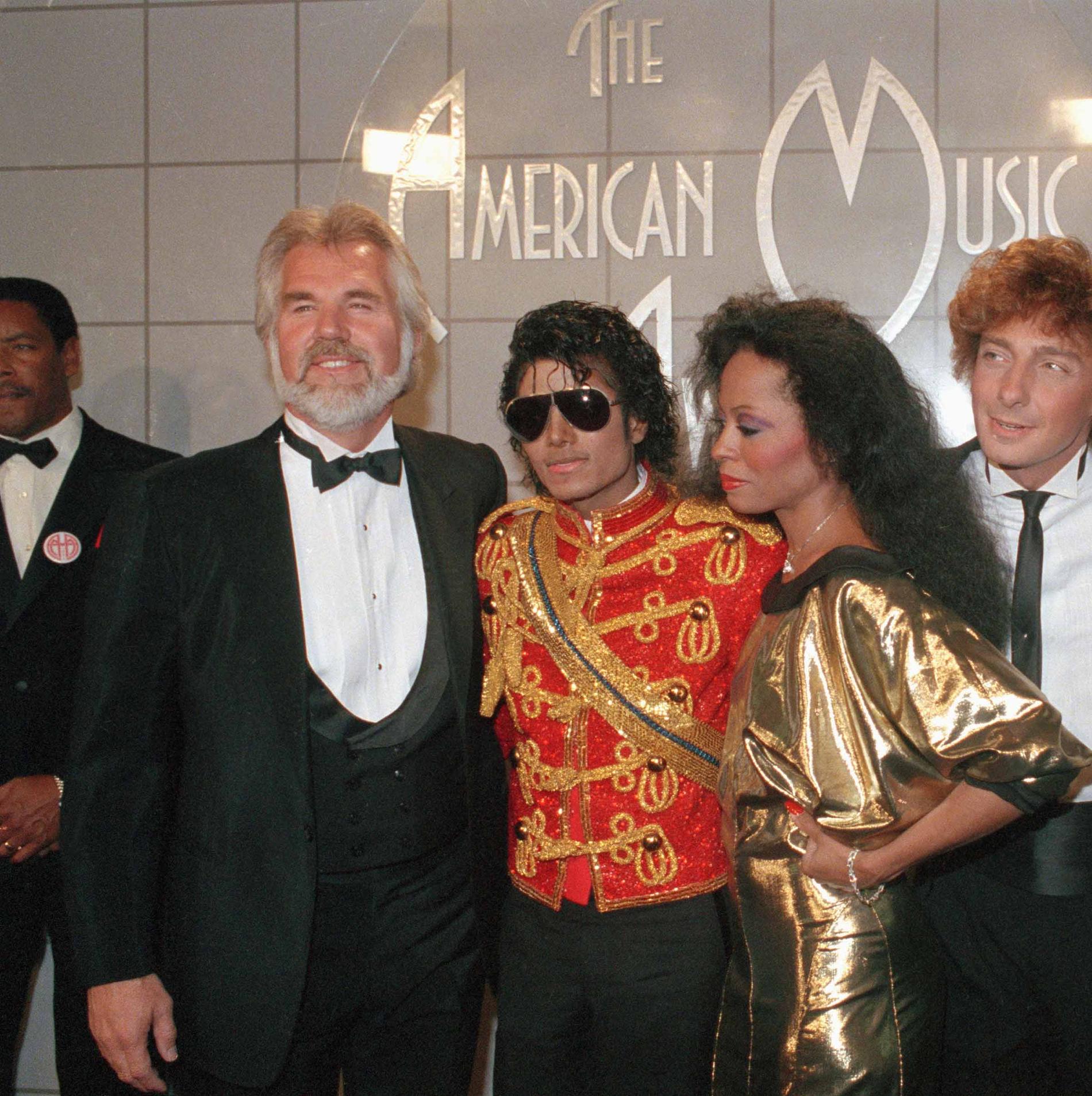 Bild från 1984. Kenny Rogers tillsammans med Michael Jackson, Diana Ross och Barry Manilow.