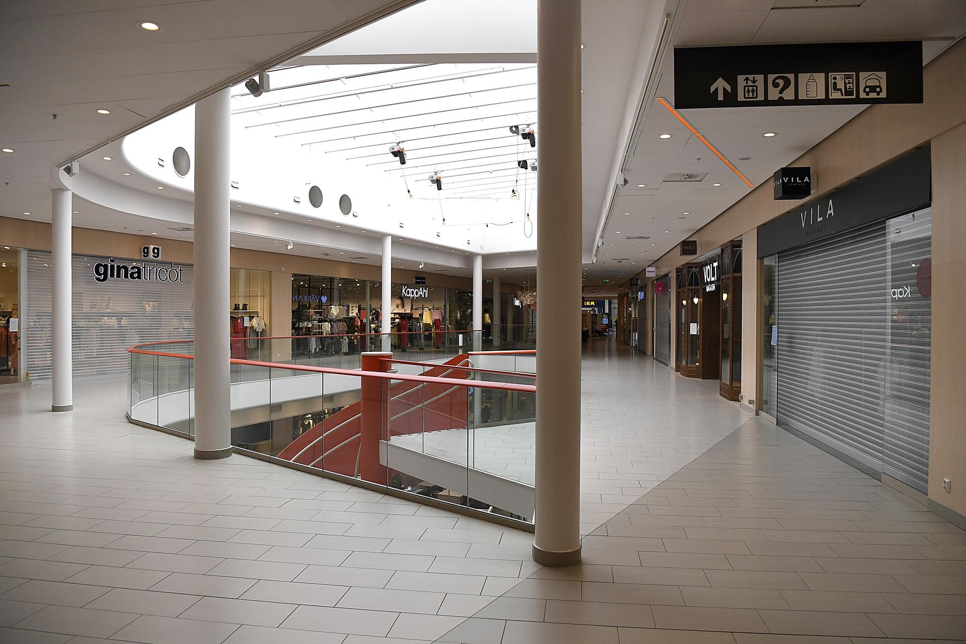 Kunderna sviker under coronakrisen. Gallerian Erikslund Shopping Center utanför Västerås ligger öde.